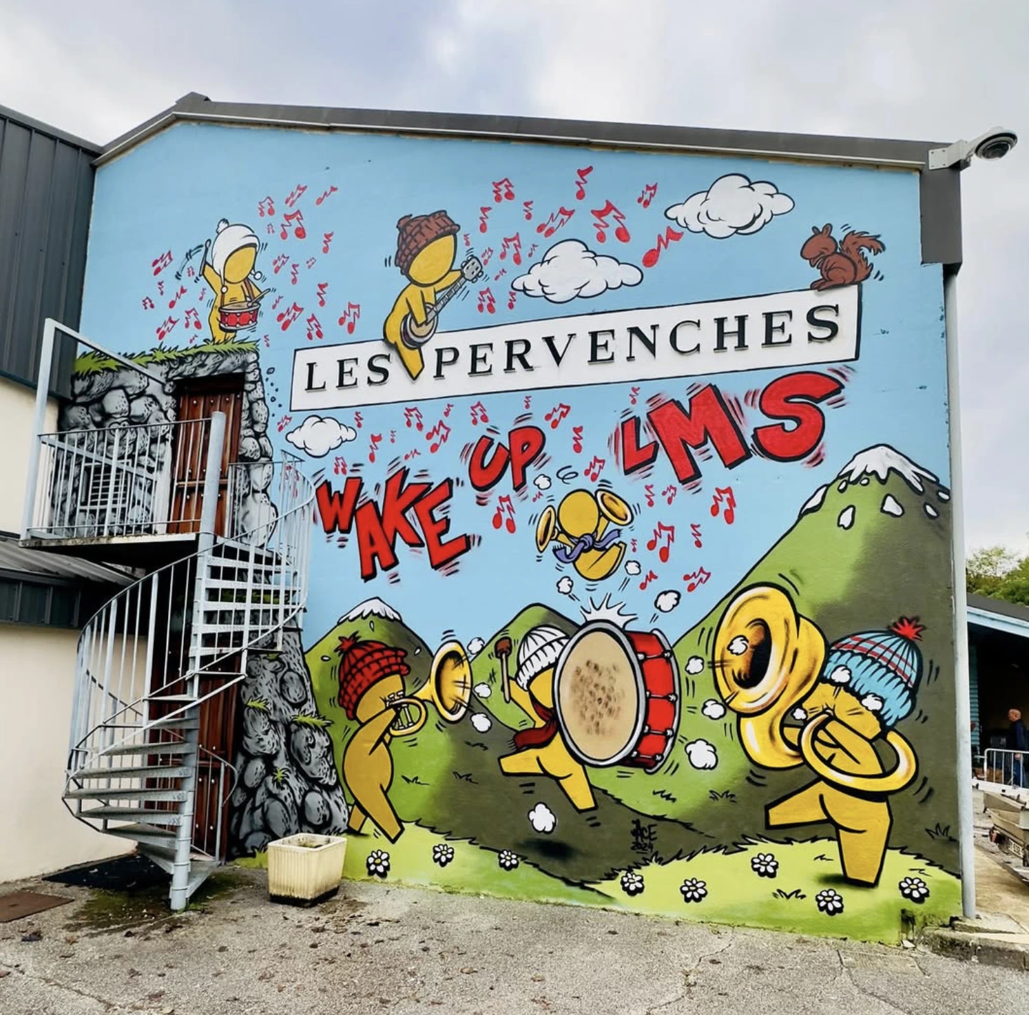 Fresque murale représentant plusieurs Gouzous dans une scène festive, jouant plusieurs instruments de musique.