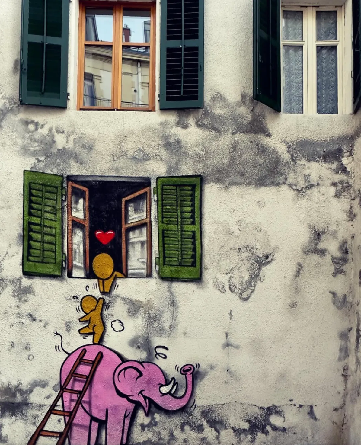 Fresque en trompe l'oeil où un gouzou sur une échelle placée sur un éléphant rose, essaye d'attraper les mains d'un autre gouzou penché à sa fenêtre.