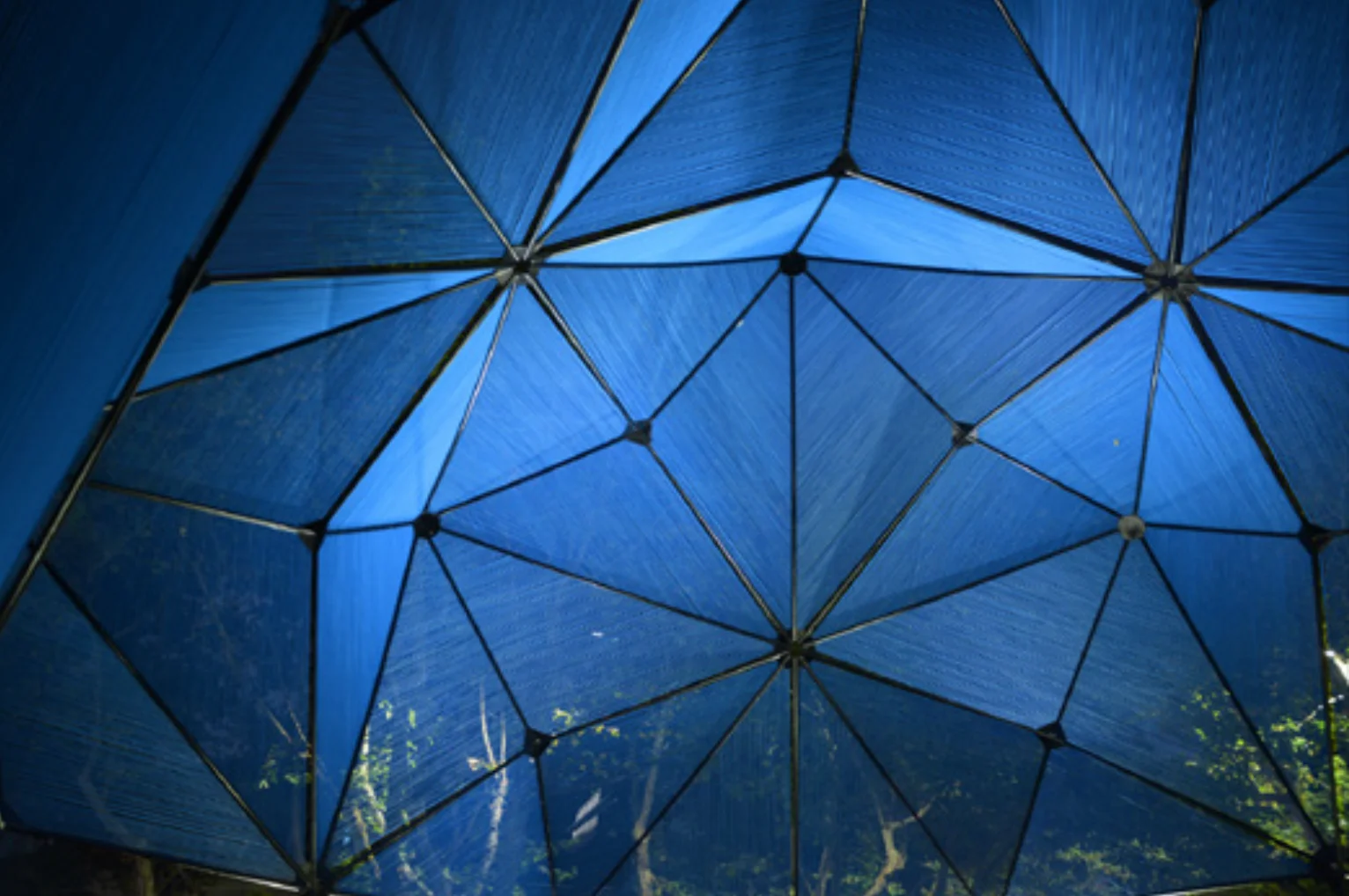 Dôme géodésique bleu vu de l’intérieur