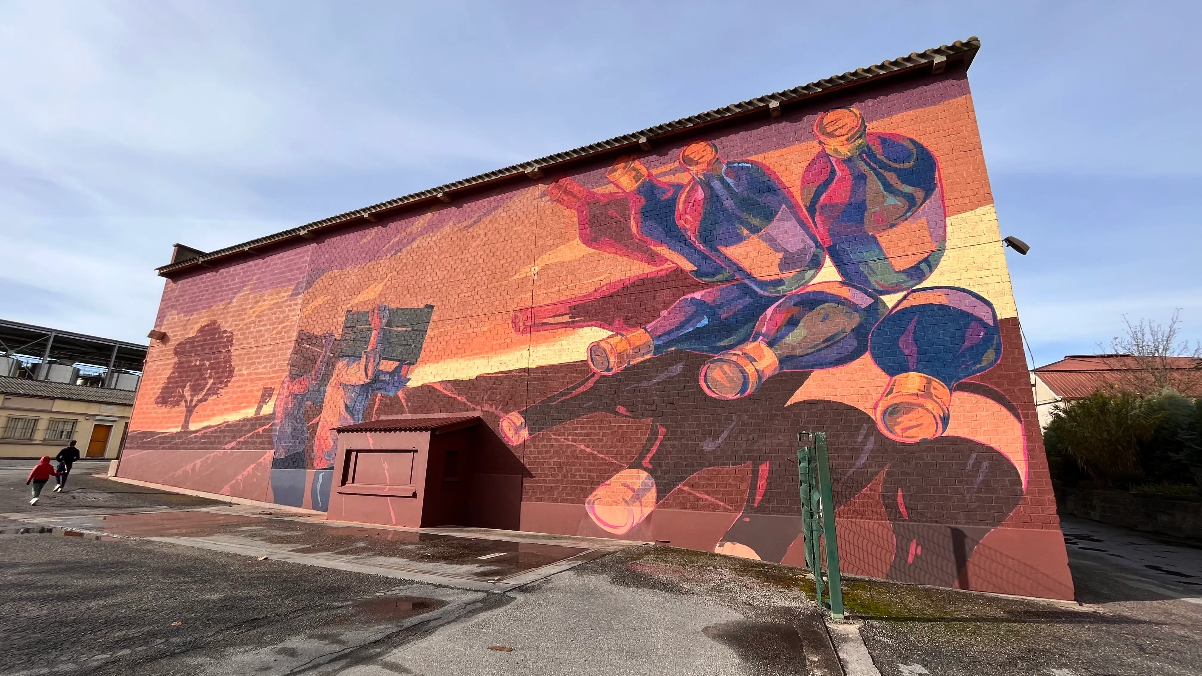 Scène de vendange peinte sur un mur avec des couleurs chaudes.