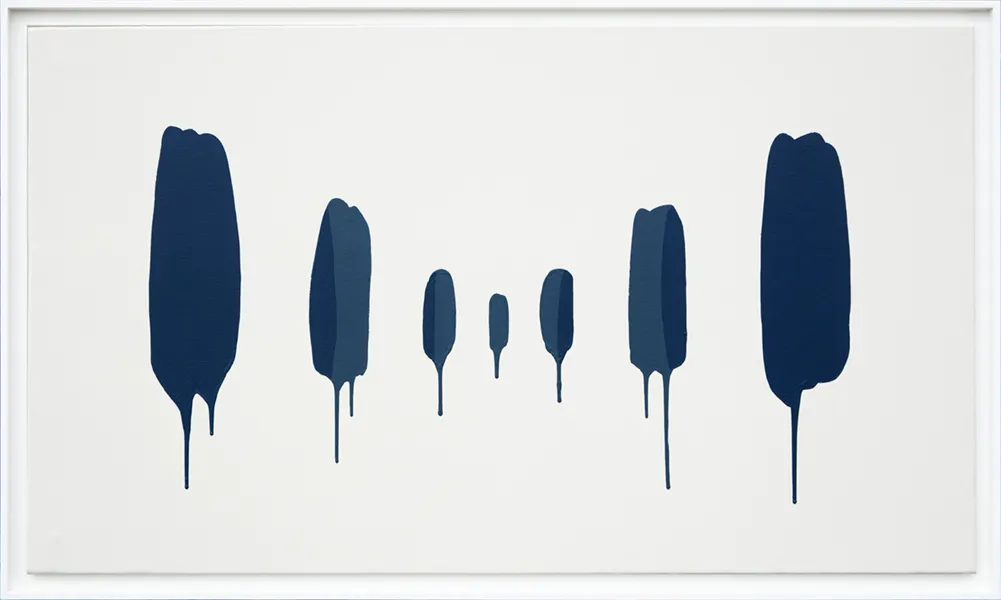 Œuvre minimaliste représentant des formes verticales bleues sur fond clair, rappelant des silhouettes ou des arbres stylisés.