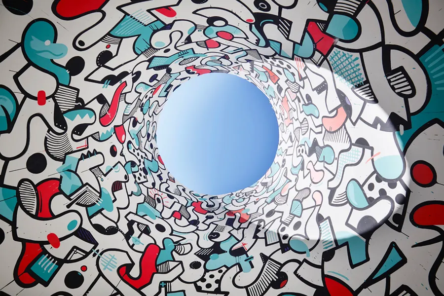 Composition circulaire vibrante de formes rouges, bleues et blanches autour d’un centre bleu, inspirée de la pensée en mouvement.