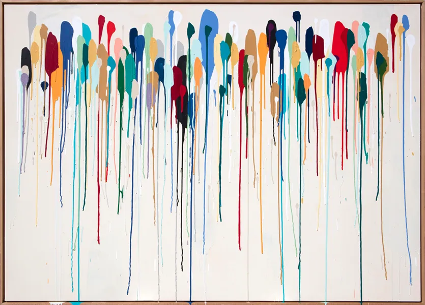 Peinture verticale colorée composée de traits dégoulinants multicolores, évoquant un effet de pluie pigmentée.