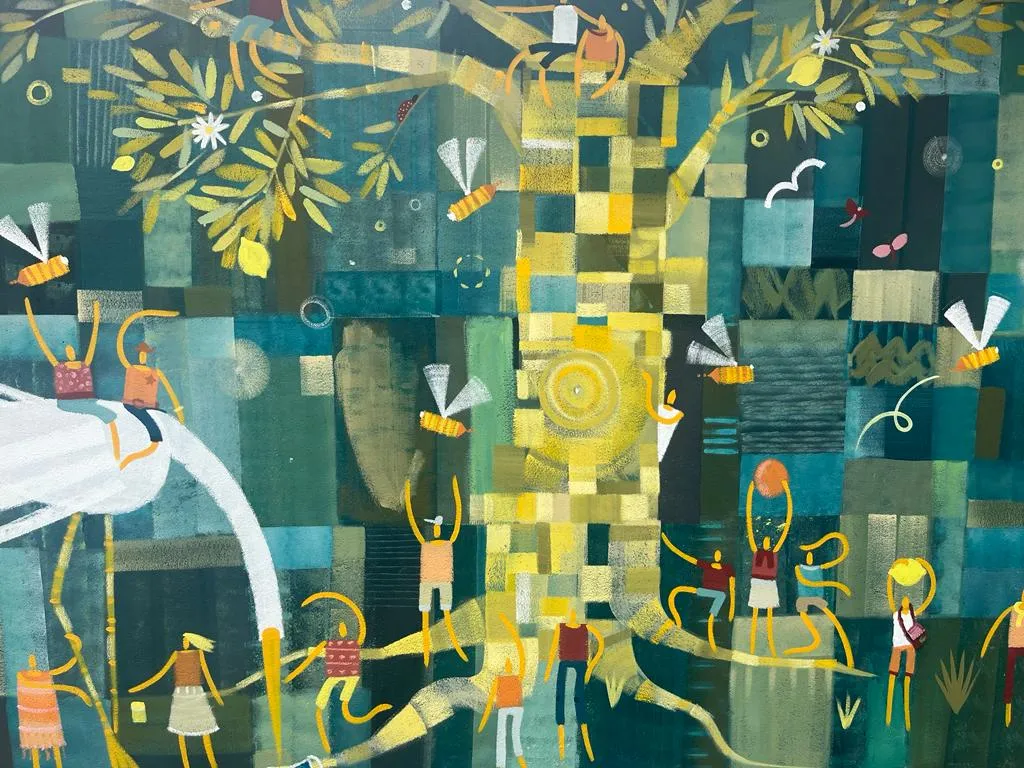 Détail d’une fresque murale représentant une composition abstraite inspirée de la nature, avec feuillages et motifs géométriques