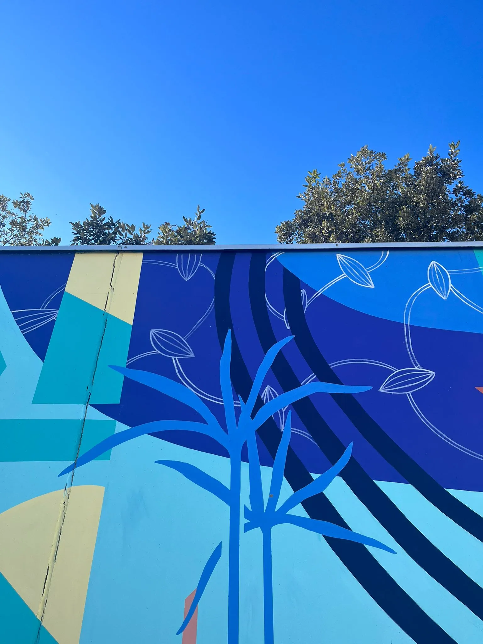 Détail graphique d’une fresque abstraite aux nuances de bleu, avec lignes et formes dynamiques