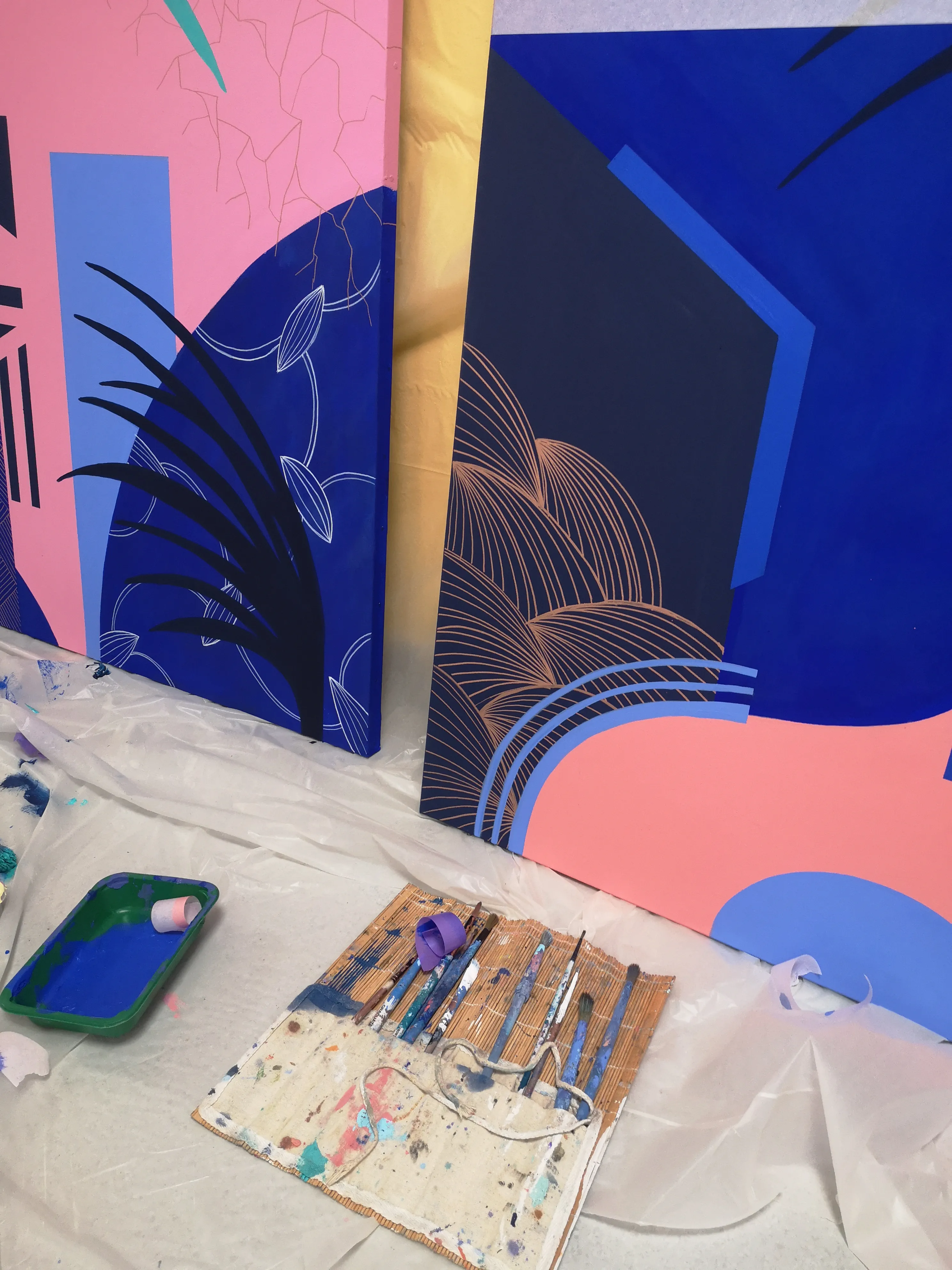 Détail d’une œuvre peinte aux couleurs bleu et rose, montrant des formes abstraites et graphiques