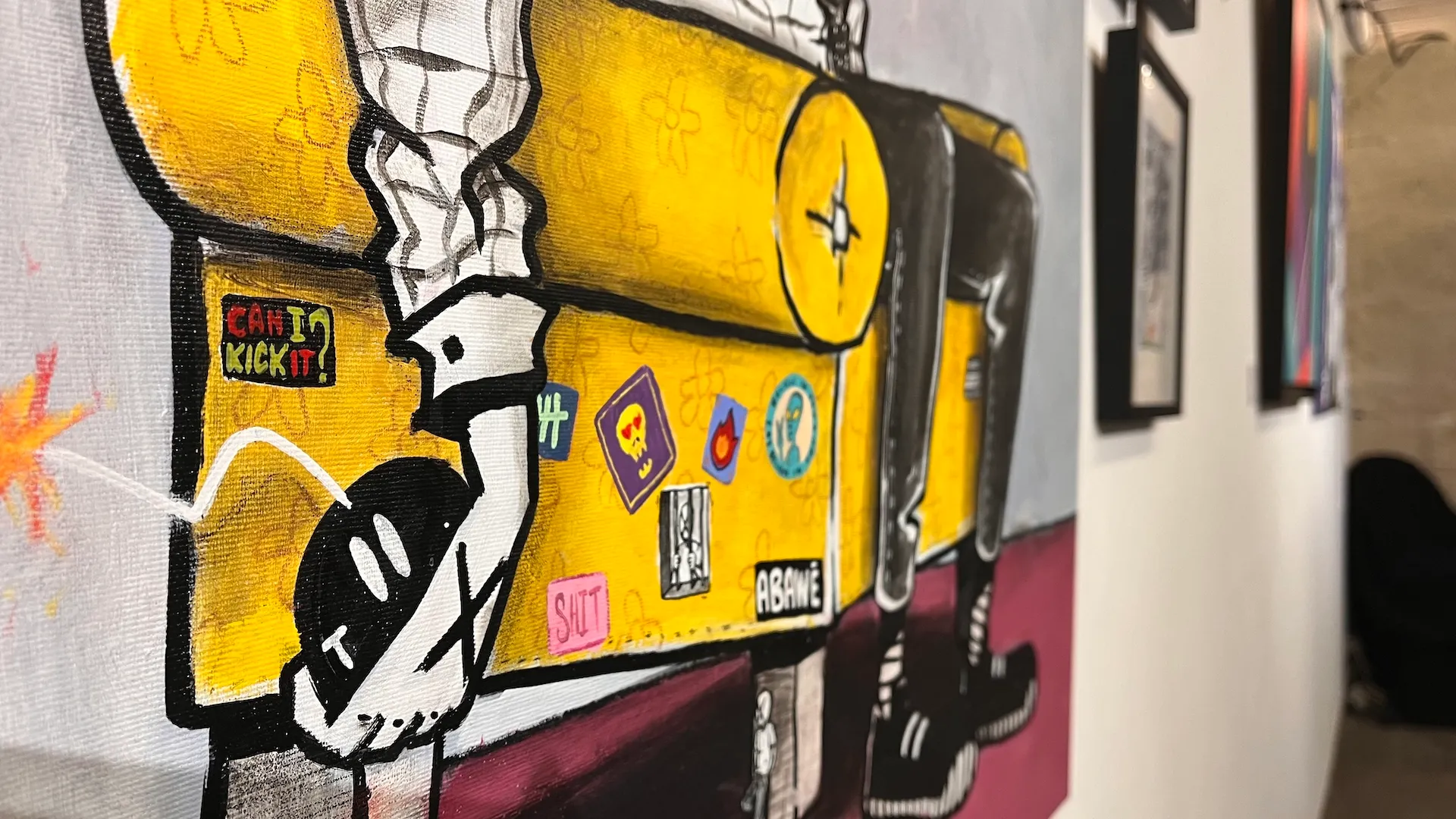 Fresque murale colorée aux codes du street art dans un espace d’exposition