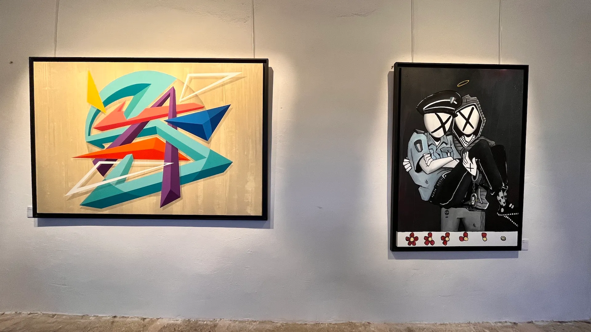 Deux œuvres contemporaines exposées, mêlant abstraction et illustration