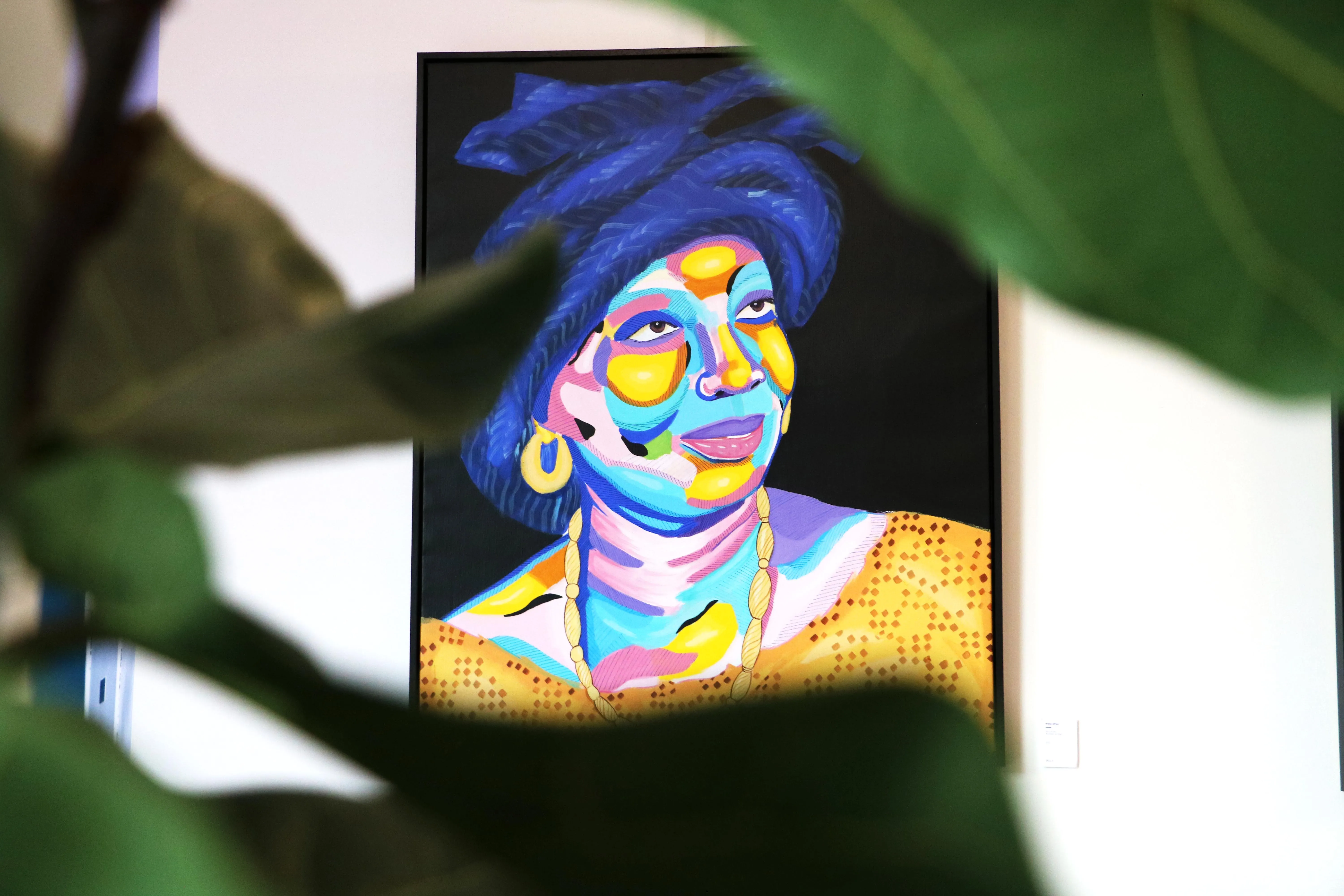 Portrait coloré d’inspiration urbaine aperçu à travers un feuillage