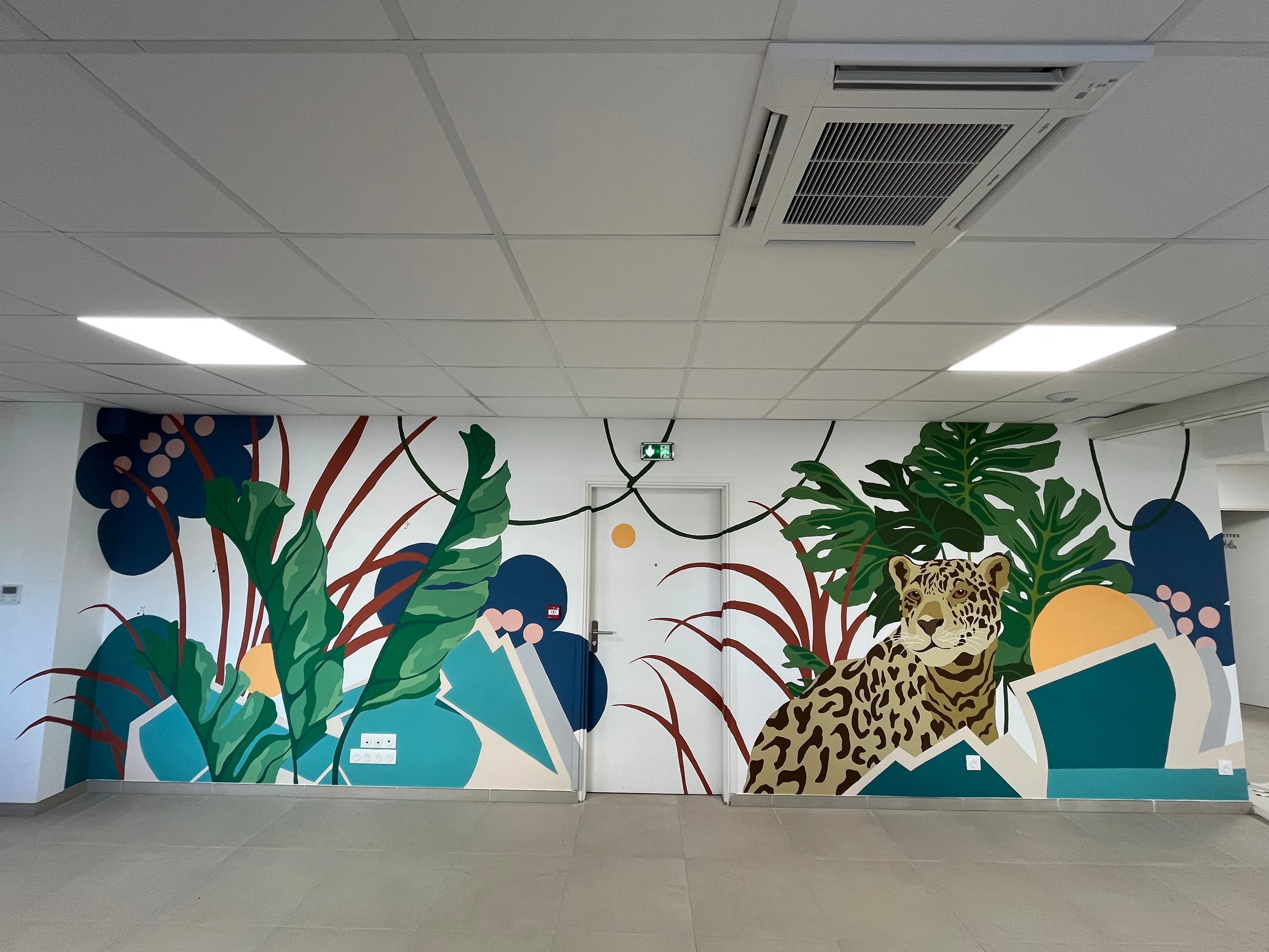 Photo d'un mur peint avec des éléments végétaux et un léopard.