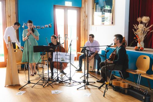 Le groupe de musique Les Etourdyons jouant de la musique live pour une soirée d'entreprise en Suisse.