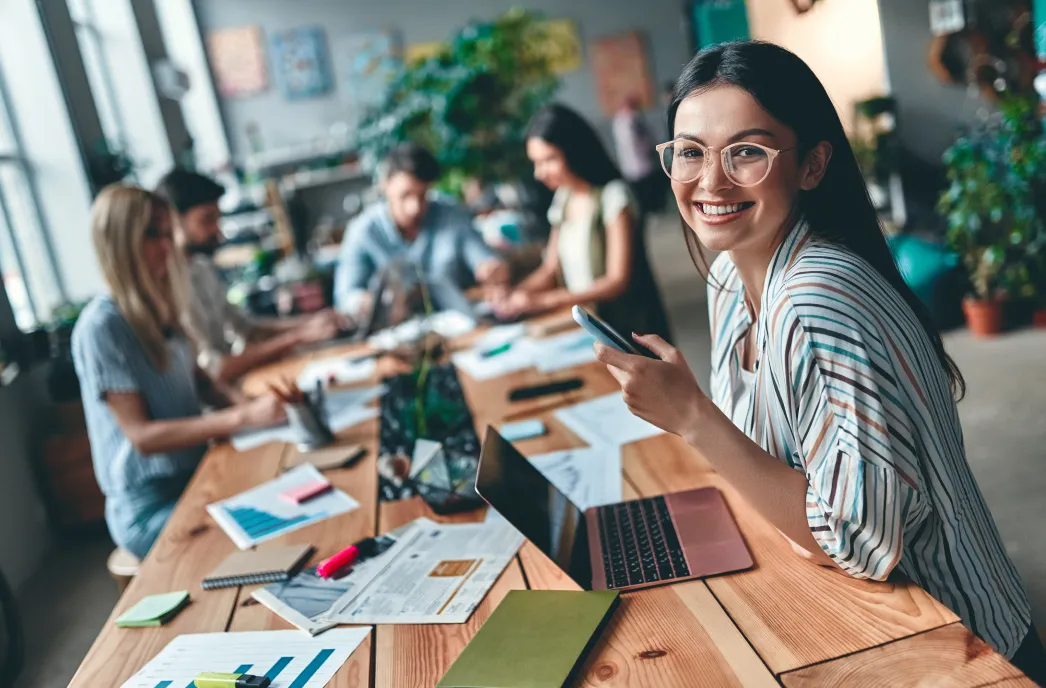 Femme souriante à son bureau