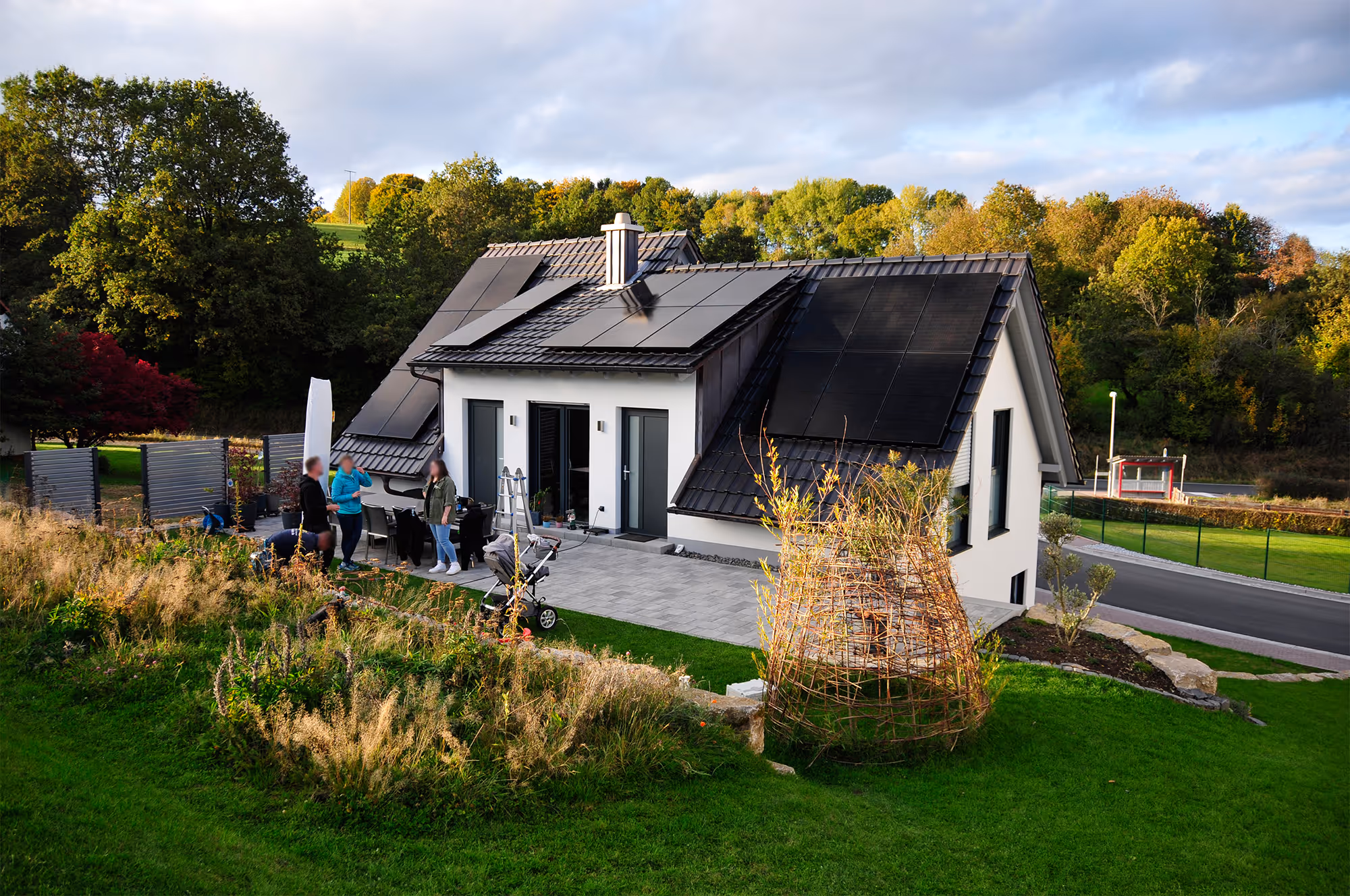 Solarmodule werden auf einem Einfamilienhaus montiert. 