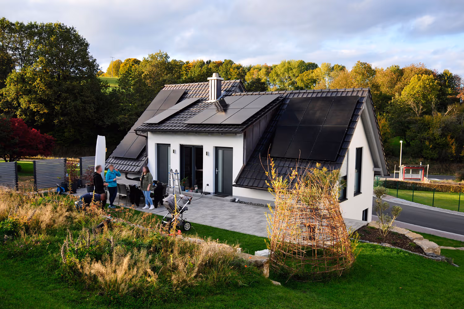Modernes Einfamilienhaus mit Solarpaneelen auf dem Dach