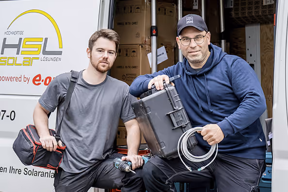 Mitarbeitende von HSL Solar bei der Arbeit