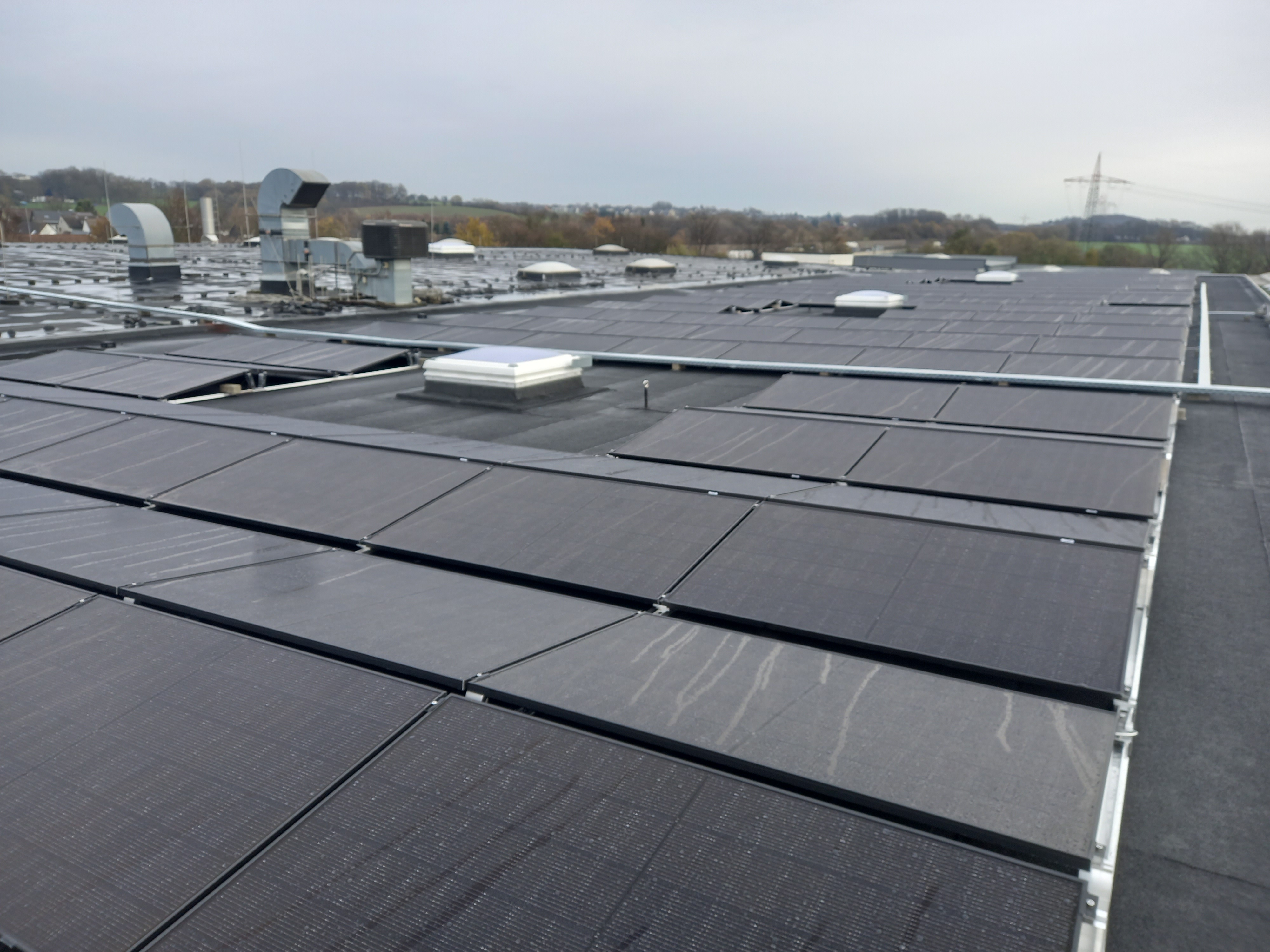 Hersteller von Knabberprodukten
Photovoltaikanlage auf Flachdach mit Ost-West-Aufständerung