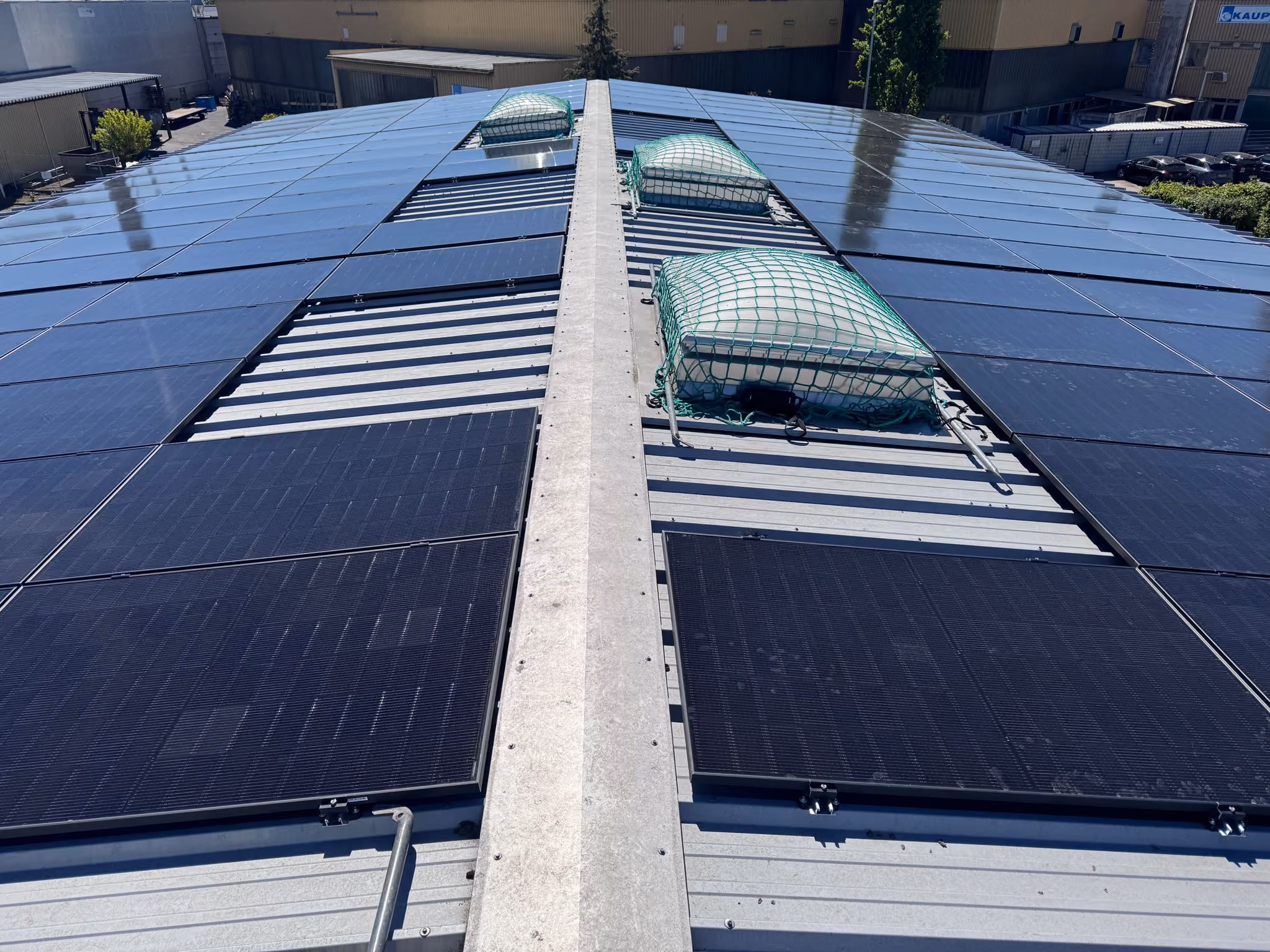 Photovoltaikanlage mit Speicher für einen Industriebetrieb mit mehreren Hallen und verschiedenen Ausrichtungen