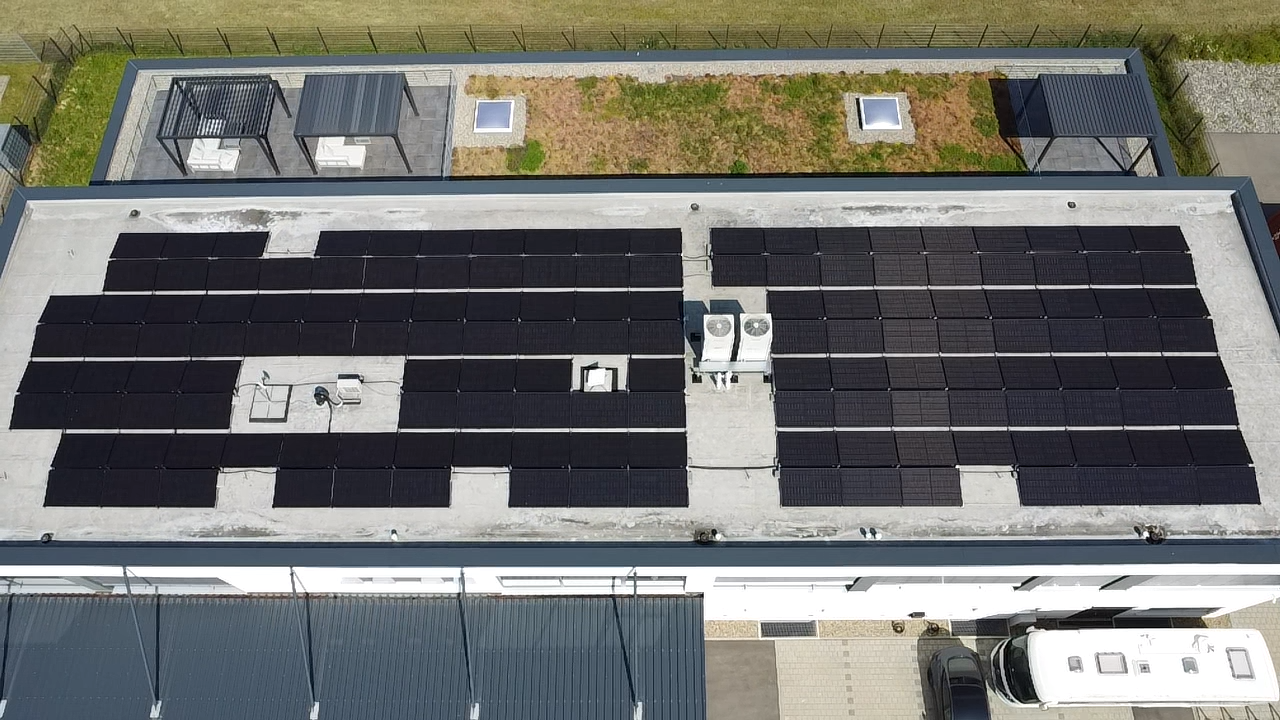 Hersteller und Verarbeiter von Fahrzeugfolien
Photovoltaikanlage mit Stromspeicher
