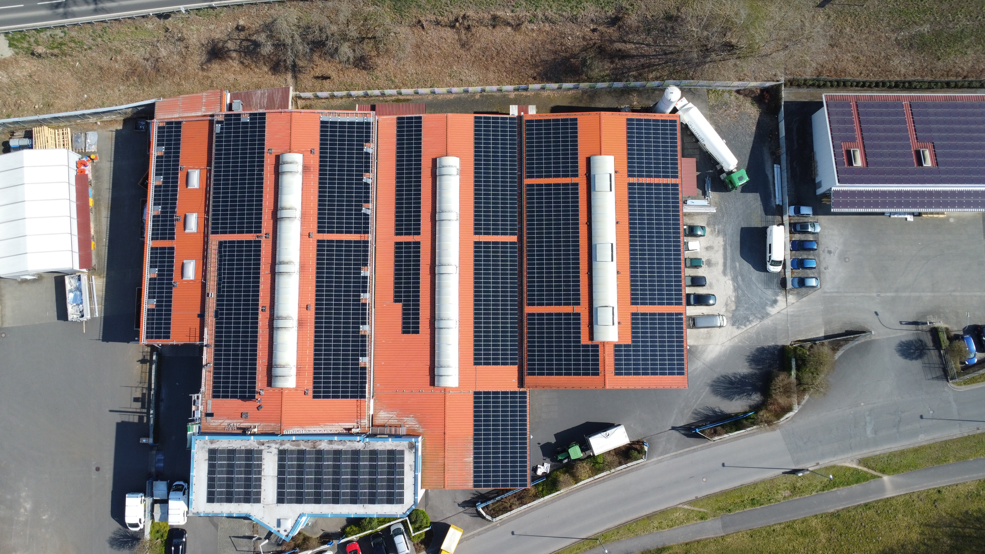 🏭 Standort: Frammersbach
↔️ Belegung: Ost-/West-Dach
🔋 Anlagendaten:
• Repowering: 350 Module (RePower), Leistung 154,48 kWp
• Zubau: 452 Module, Leistung 194,48 kWp
📈 Prognostizierter Jahresertrag:
• Repowering: ca. 157.000 kWh / Jahr
• Zubau: ca. 170.000 kWh / Jahr