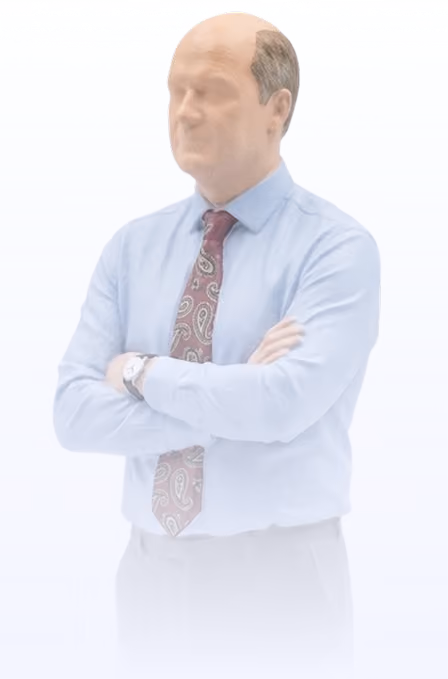 Représentation de Jack Welch dans un style de figurine en argile, chemise bleue et cravate rouge, bras croisés, regard tourné à gauche.