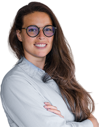 Retrato de la Dra. Laia Sabiote, uróloga especializada en Urología Funcional y Femenina, sonriendo con los brazos cruzados y gafas, en actitud cercana y profesional.