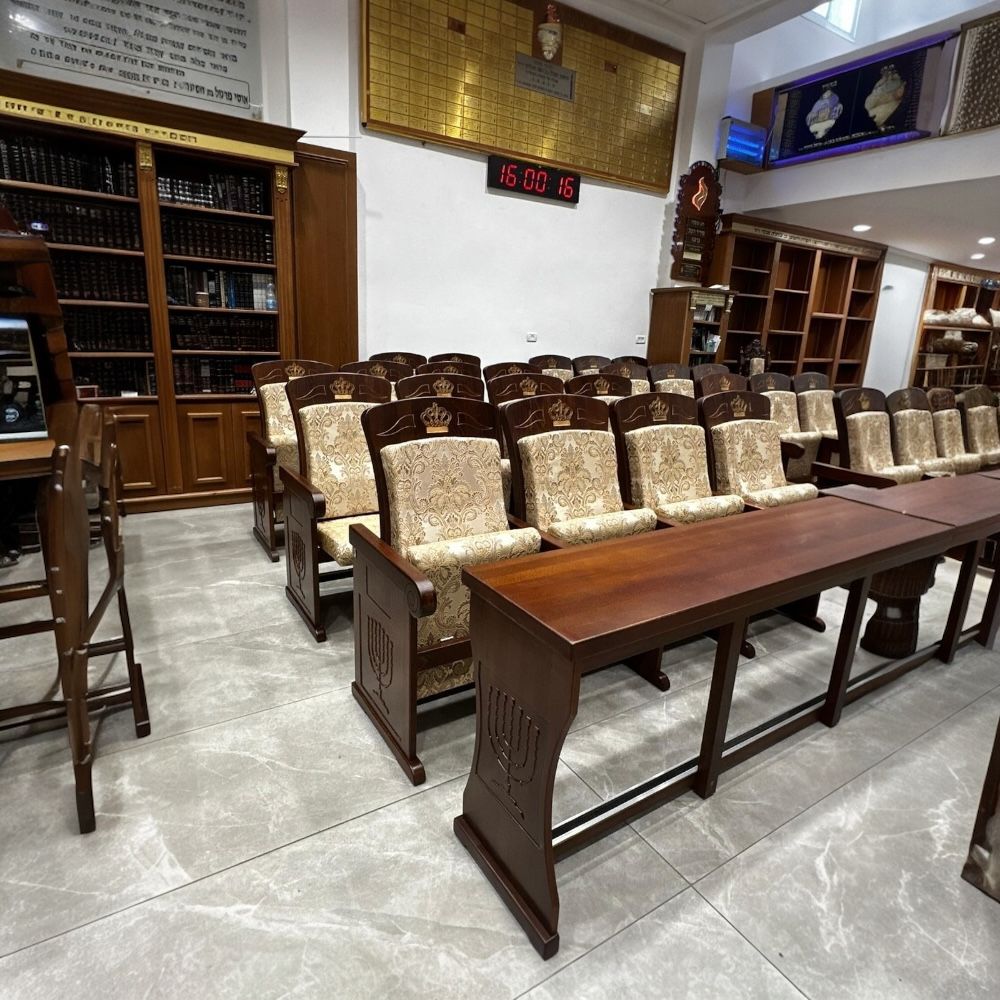 ריהוט חדש מעץ בוק טבעי – ספסלים ושולחנות בעיצוב קלאסי מתוצרת ישראביר בבית הכנסת ע״ש יהודה אליאס בטירת הכרמל