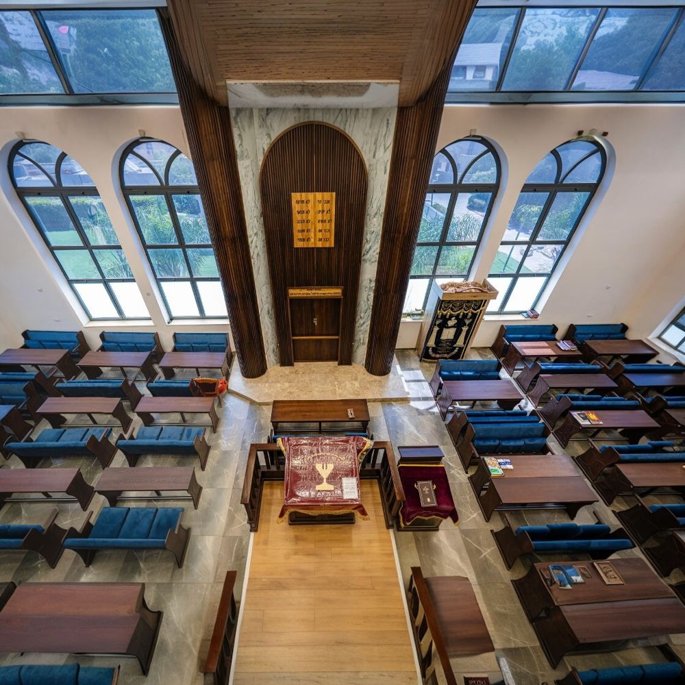 ריהוט בהתאמה אישית לבית הכנסת בכפר חב”ד, הממוקם ליד המקווה המרכזי.