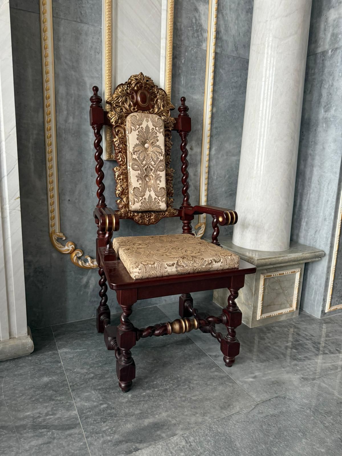 כיסא לרב בבית כנסת