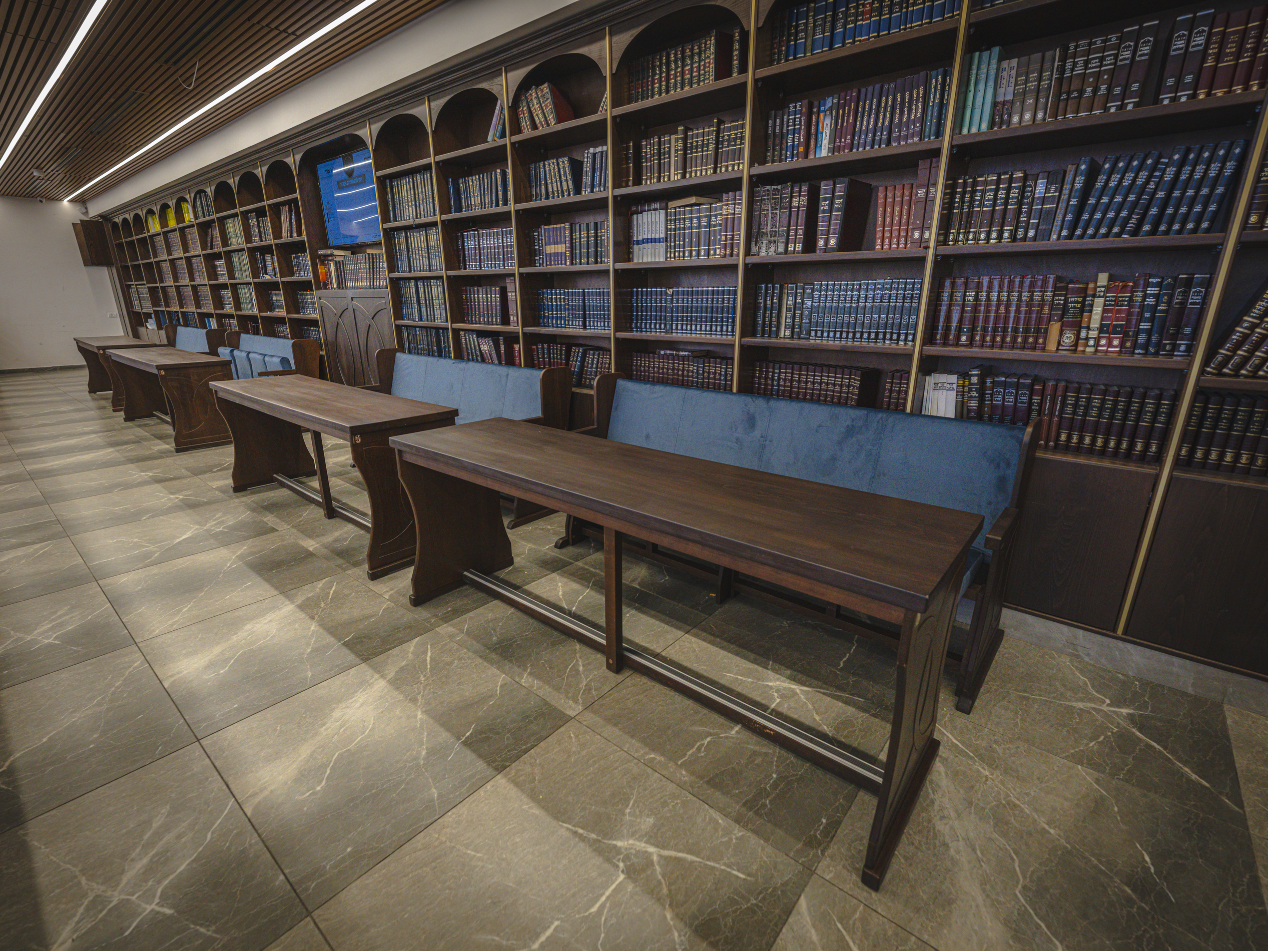 Vilno Synagogue Table – Sturdy dark wood table designed for prayer and study in synagogues