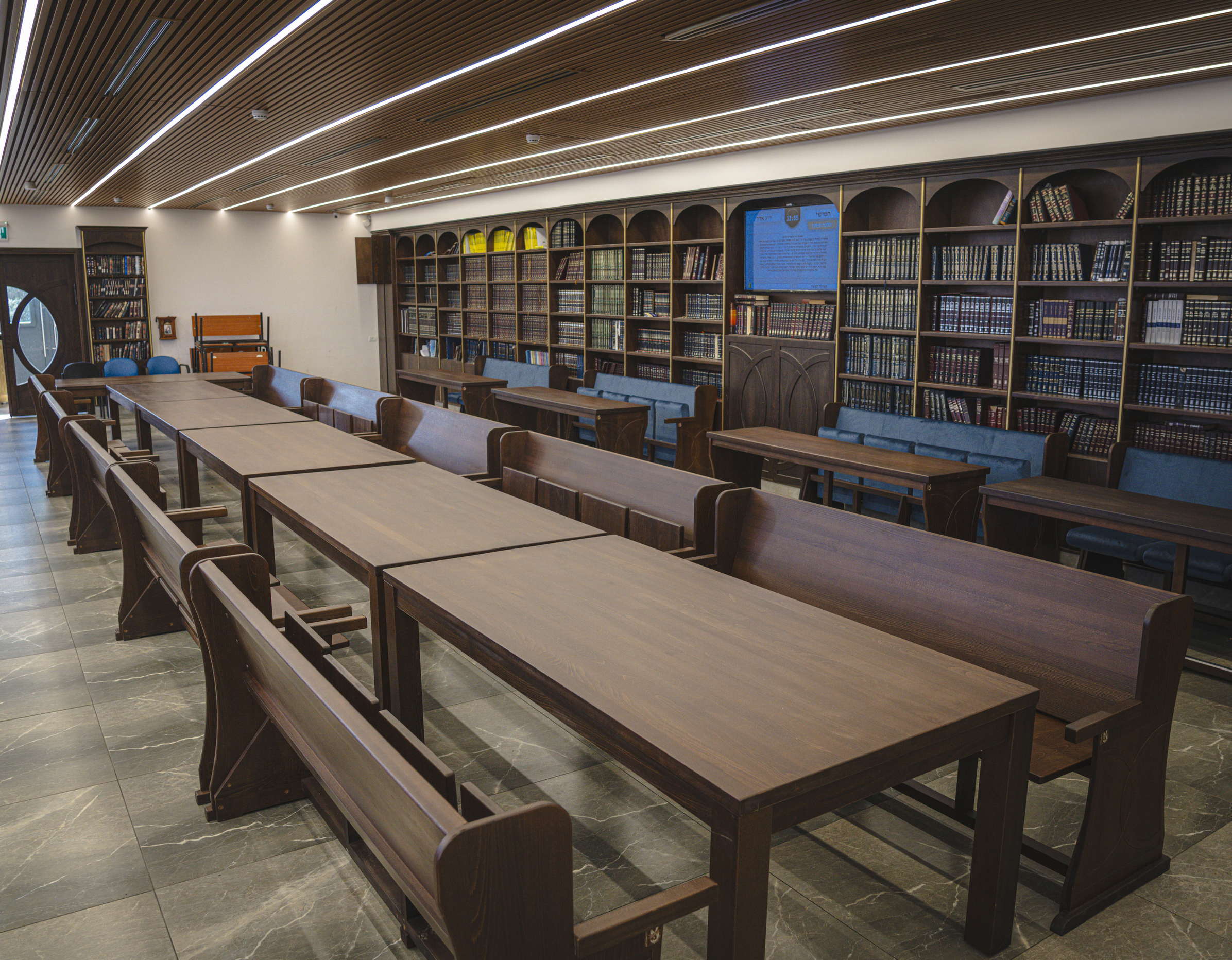 Handcrafted wooden synagogue table Yosef – durable and elegant