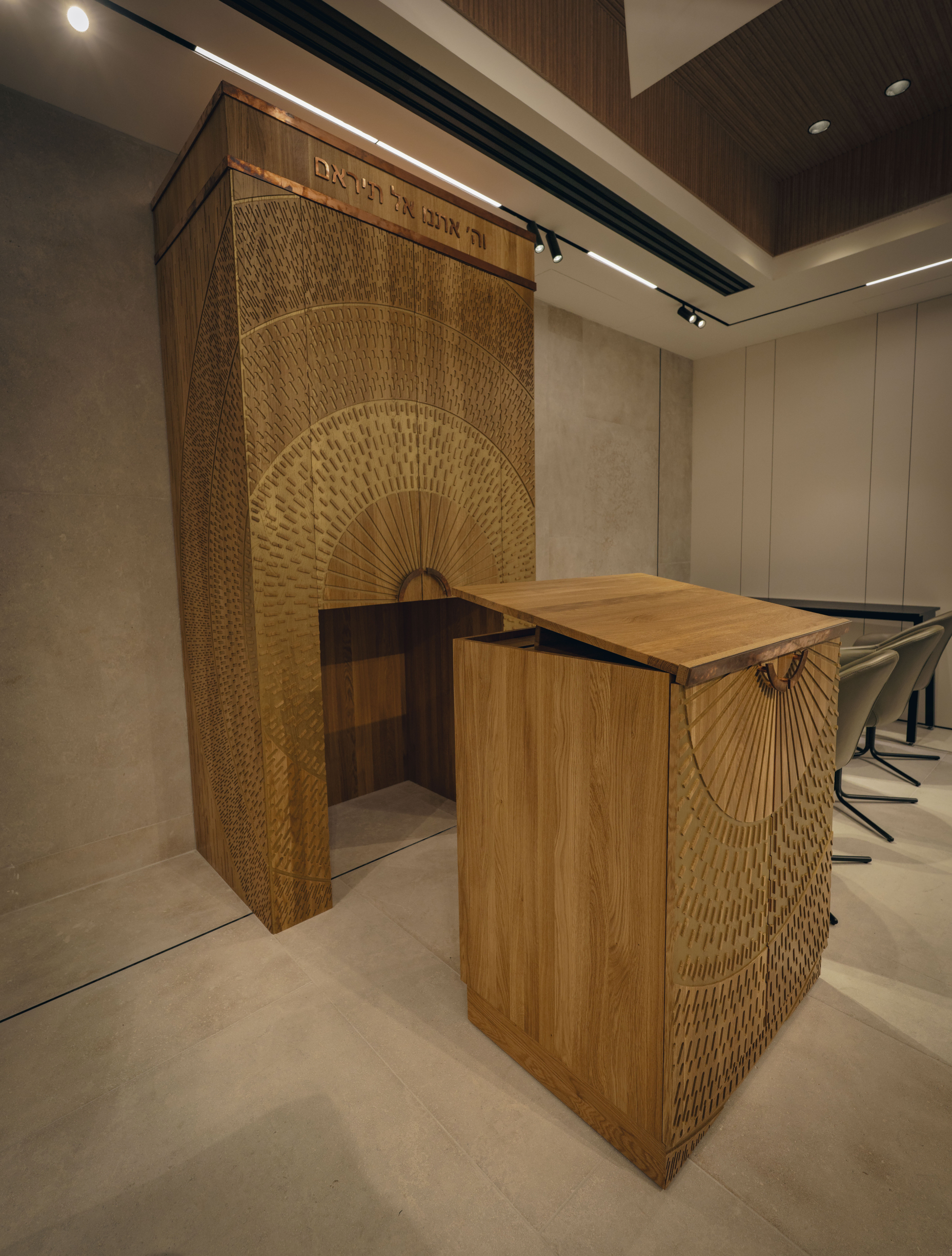 ארון קודש "קומבו" – ארון תורה מודרני עם בימה מובנית