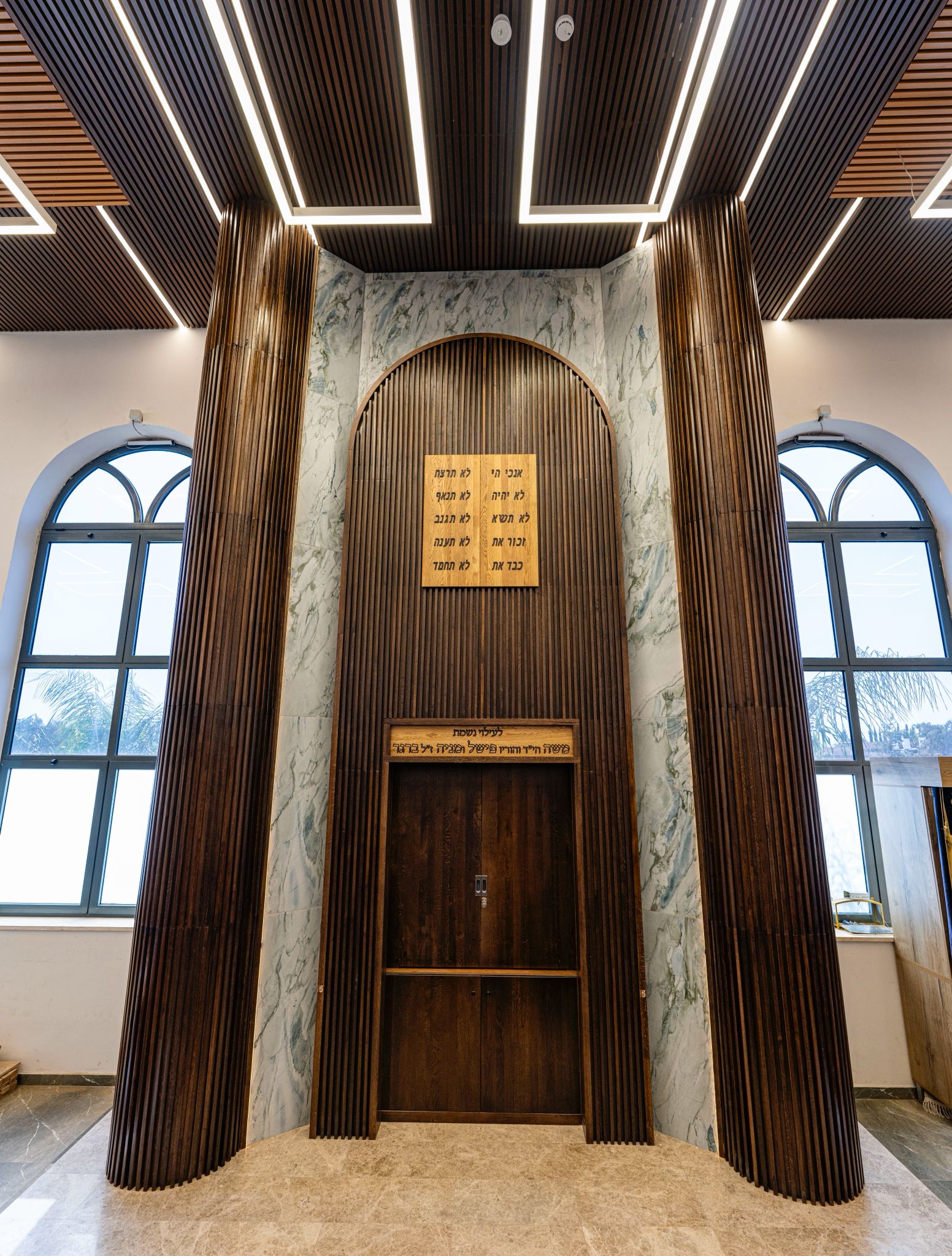 אהבת שמים – ארון קודש מודרני מעץ אלון בגובה 8 מטרים בכפר חב”ד