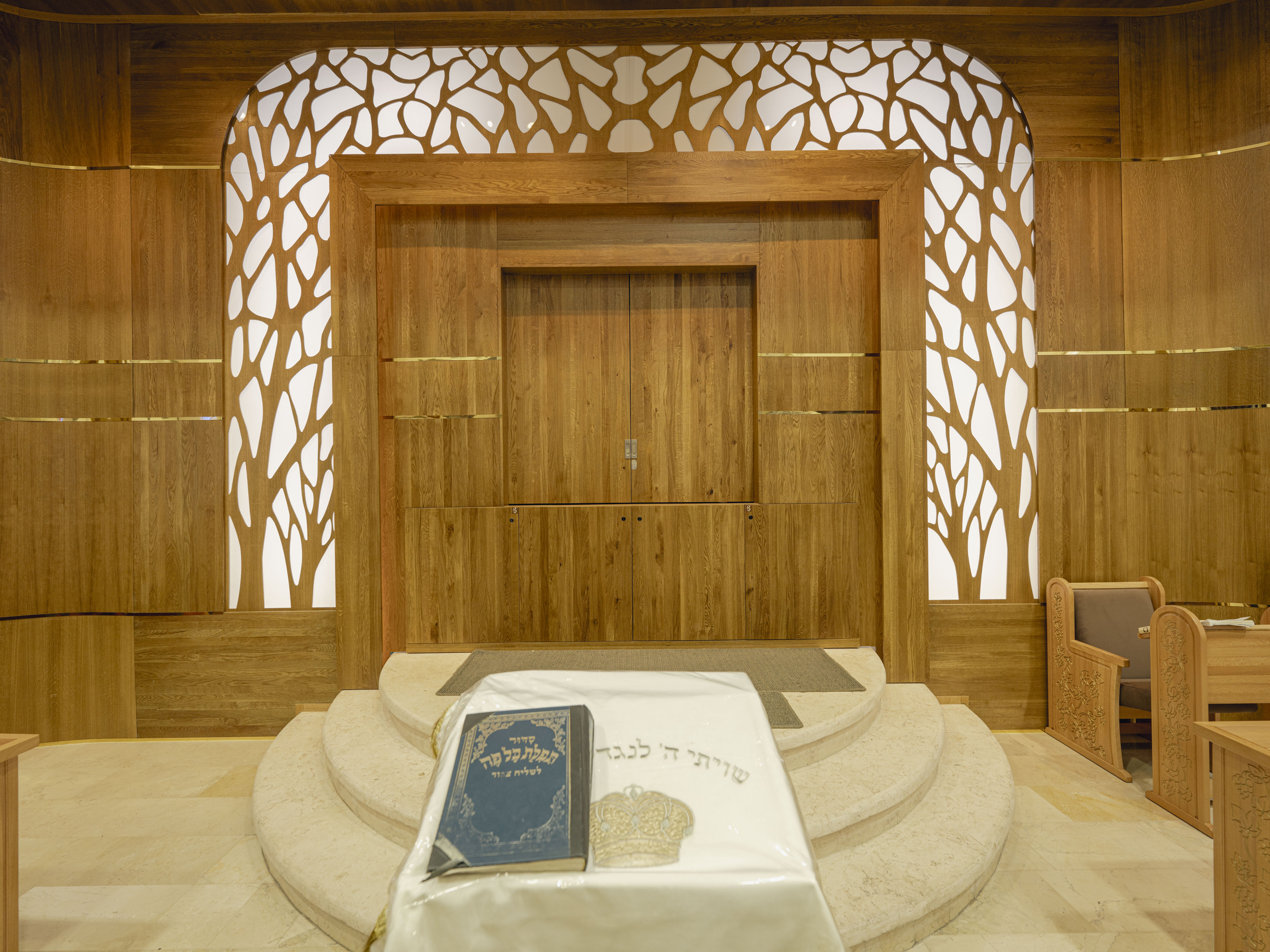 ארון קודש “שמשון” – ארון תורה מעץ לבית הכנסת