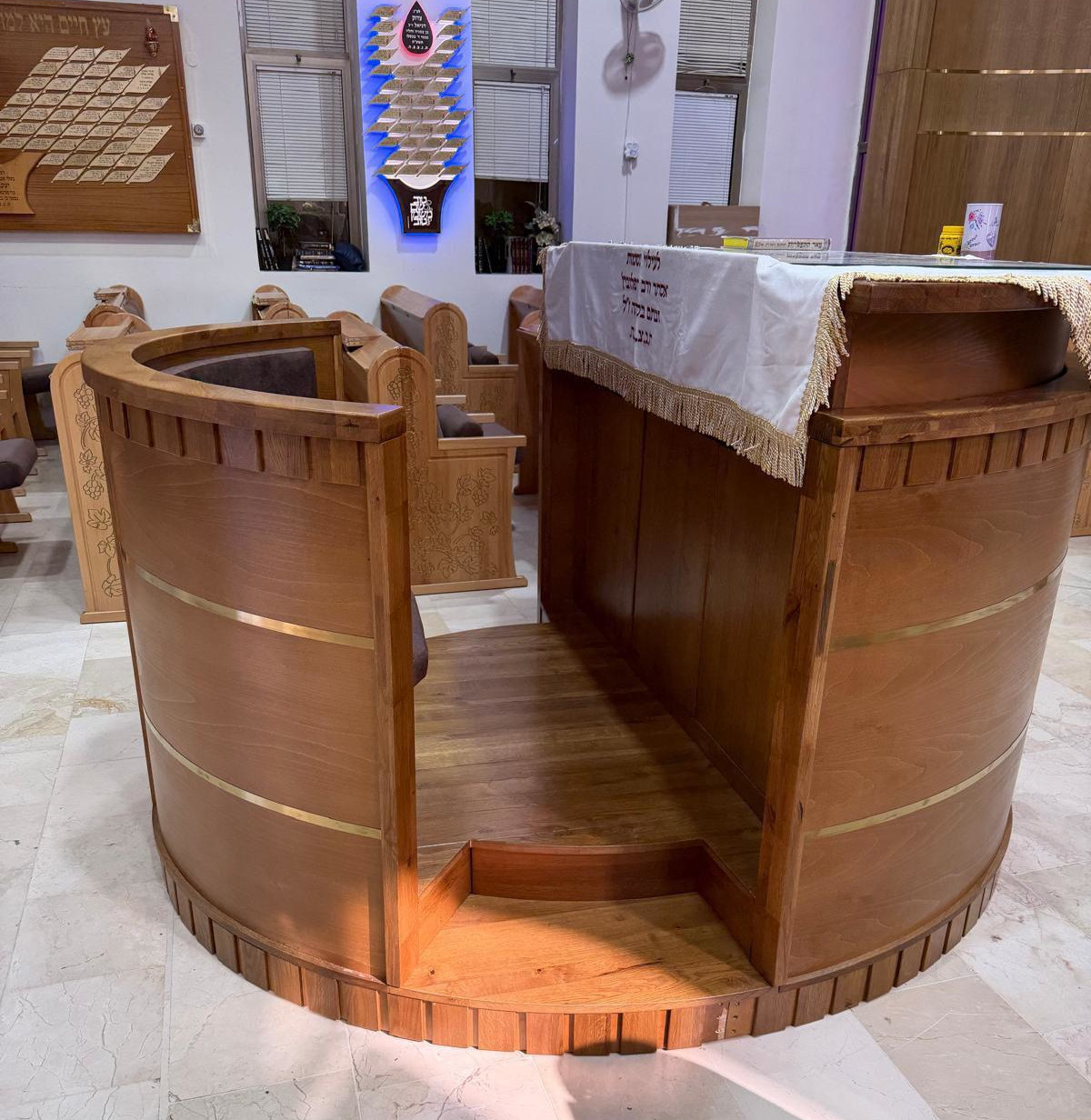 An elegant circular bimah mounted on concealed wheels and crafted from natural oak. Featuring an integrated semi-circular bench for the reader’s comfort, it combines traditional aesthetics with modern engineering solutions.