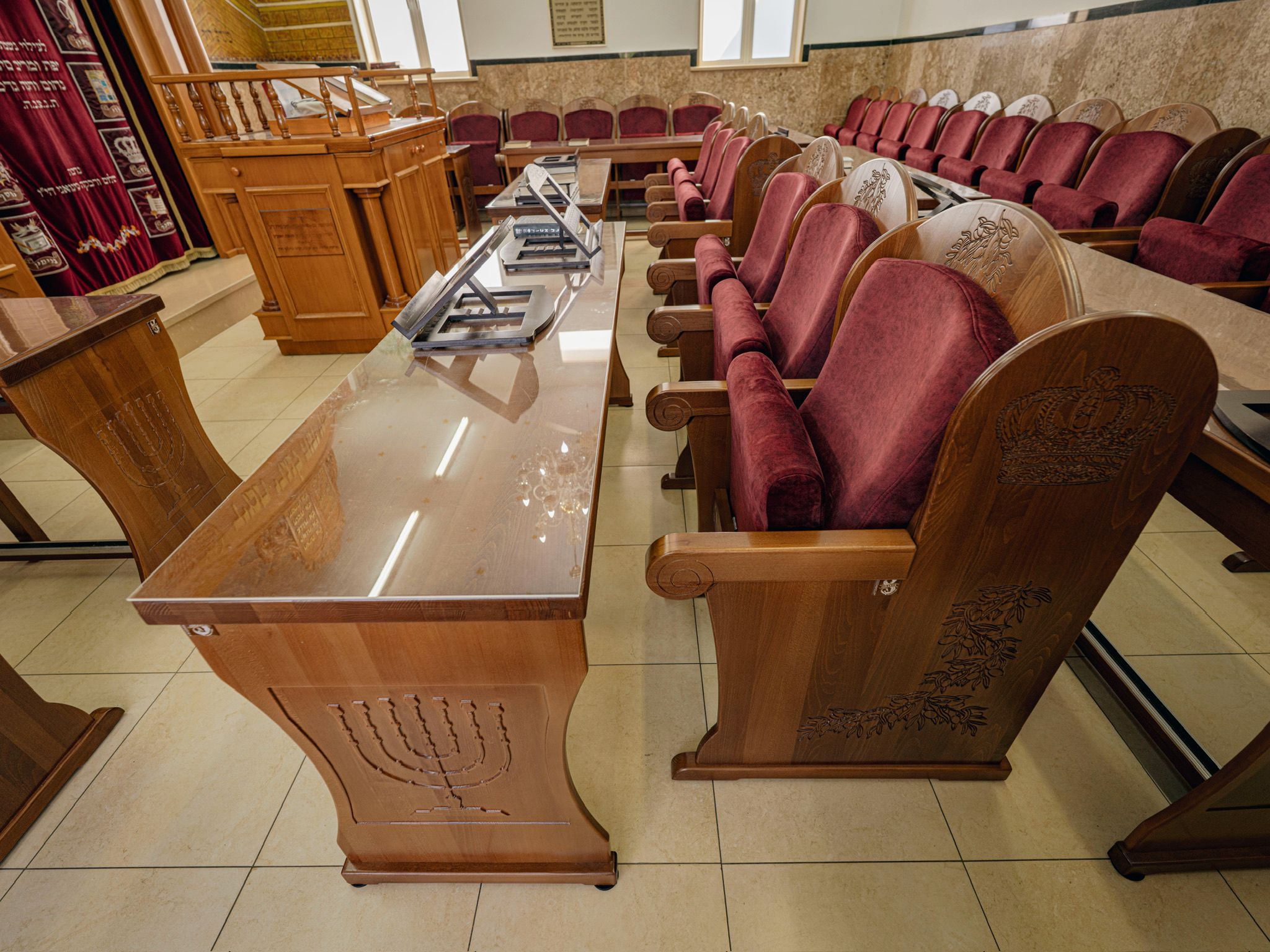 כסא "צפת" לבית כנסת עם מבנה עץ וריפוד בד איכותי