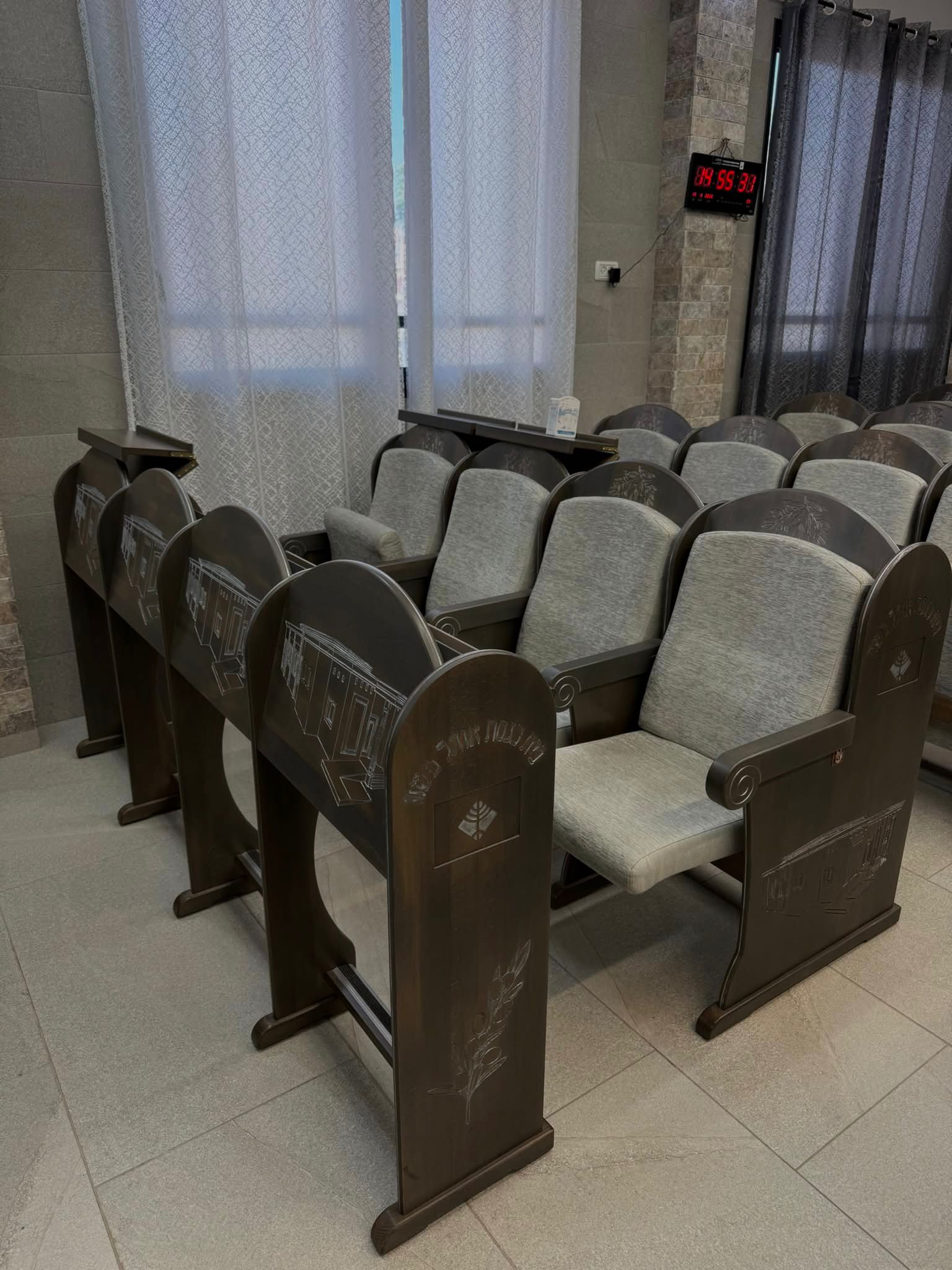 כיסא הדר – כיסא כבוד לבית הכנסת המסמל הדר ומסורת