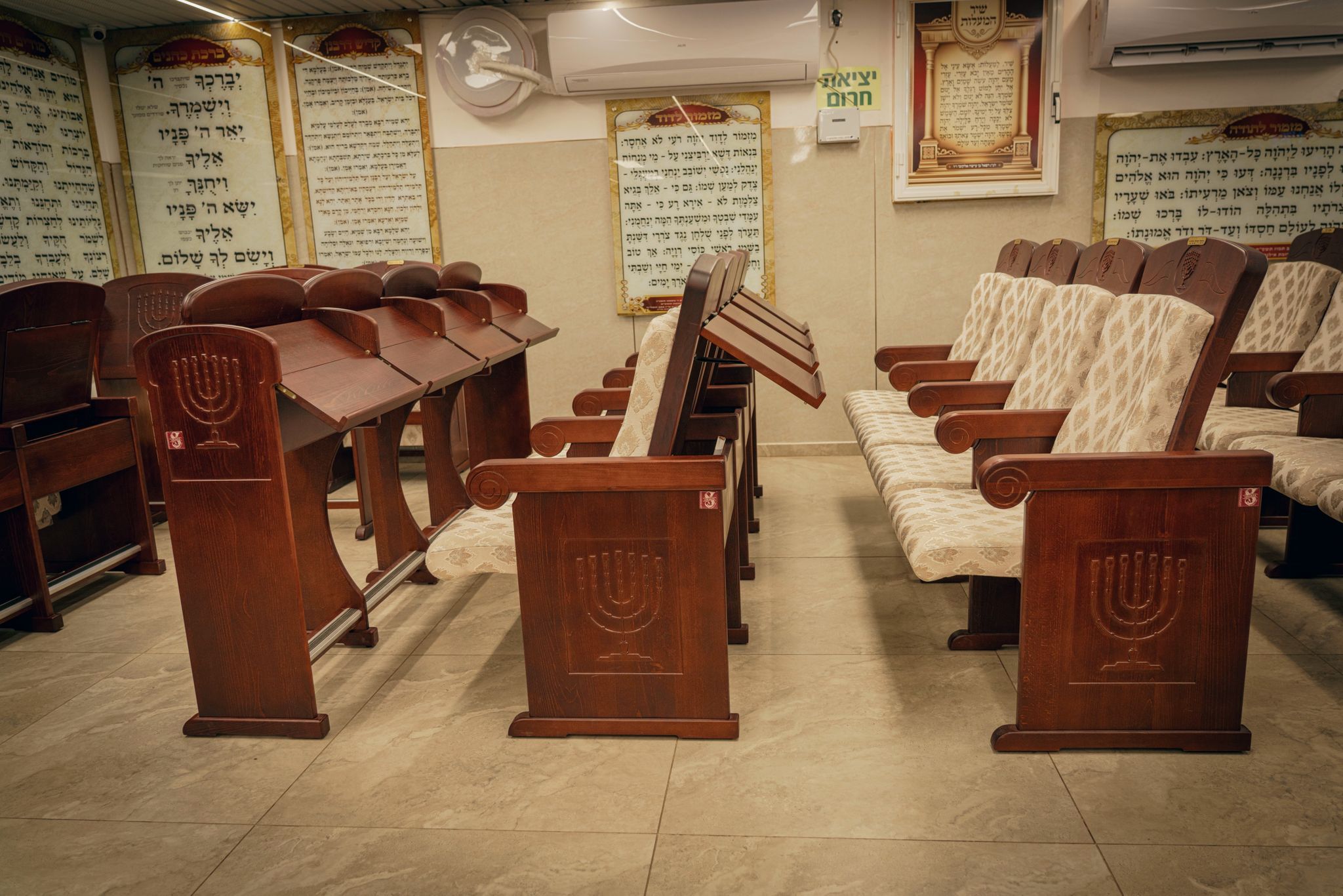 כיסא “מנורה בית” מעץ בוק טבעי עם מנורה חרוטה ב-CNC, משלב נוחות, חוזק ופונקציונליות חכמה. כולל תא אחסון מובנה וסטנדר קדמי — פתרון אידיאלי לבית כנסת או בית מדרש