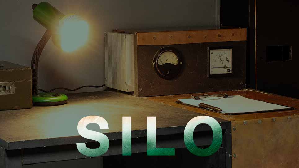 Atmospheric interior of the Silo escape room and a glowing "Silo"-Title