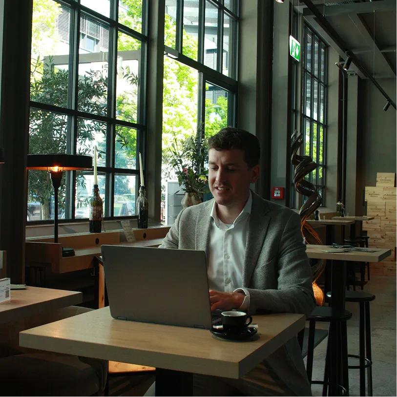 Fabian Meier am Computer in einem Café
