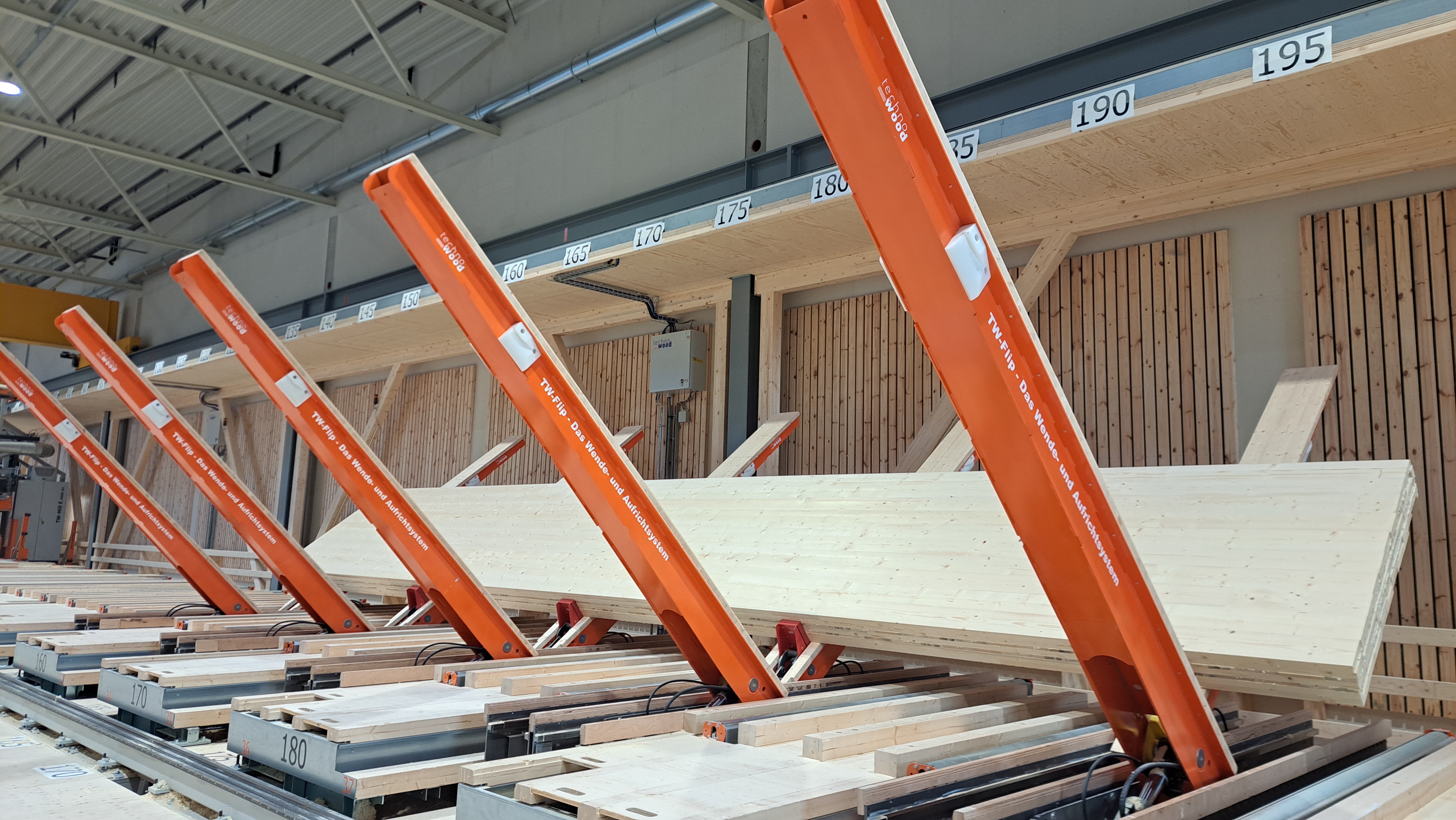 Eine Lagerhalle mit Holz