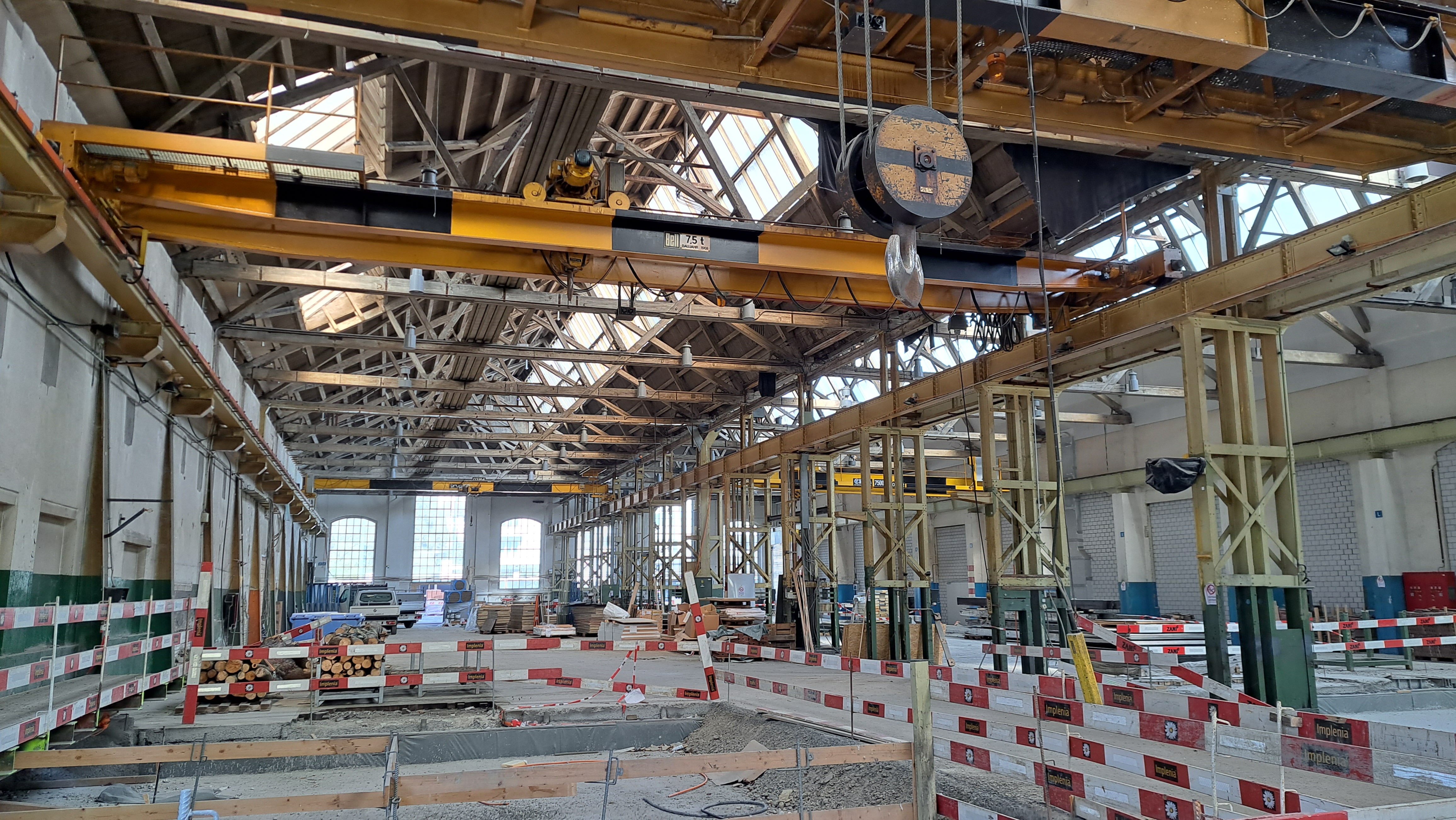 Eine Halle mit einem Deckenkran