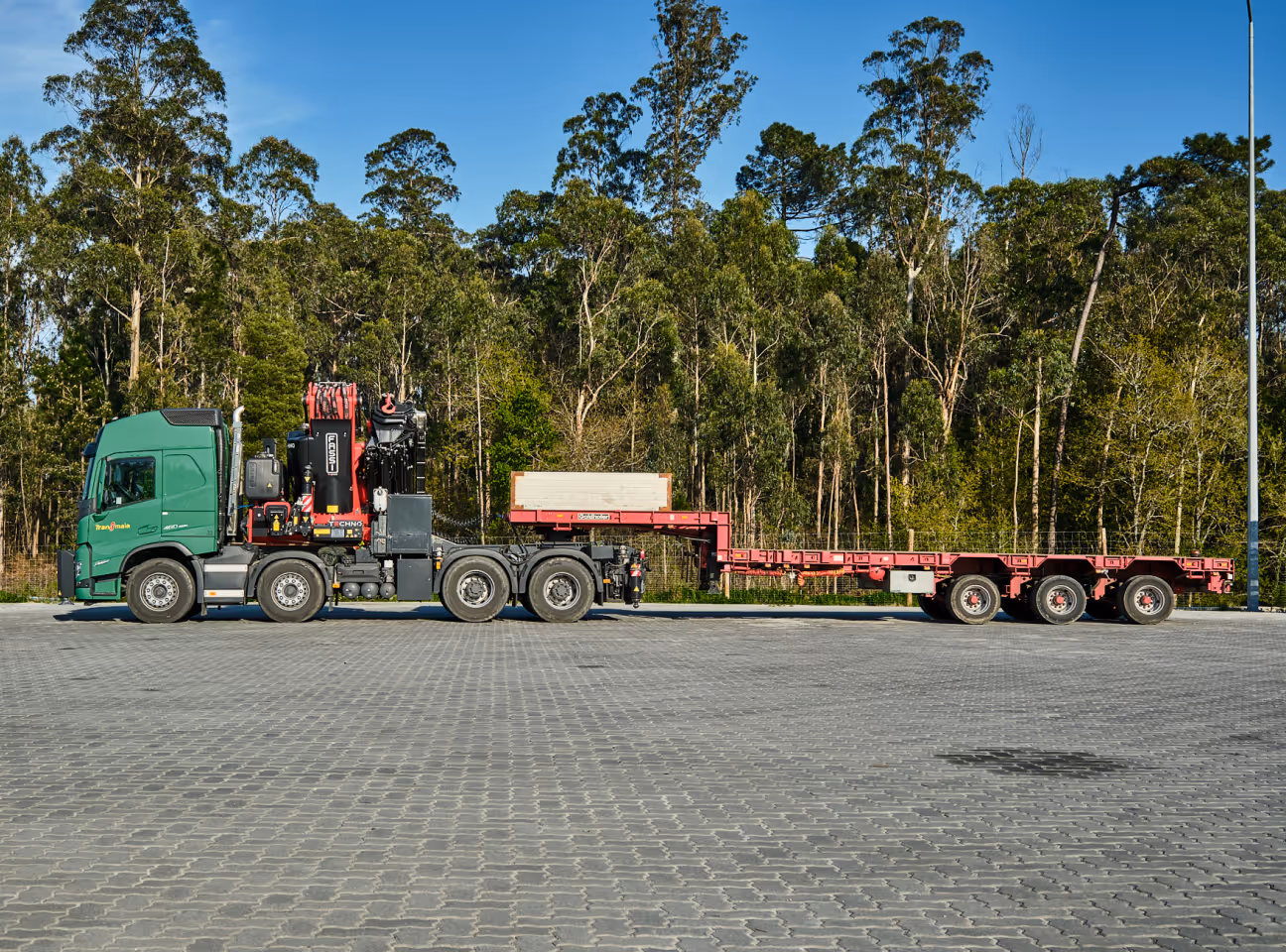 Camion grue Transmaia avec remorque extensible et direction hydraulique.