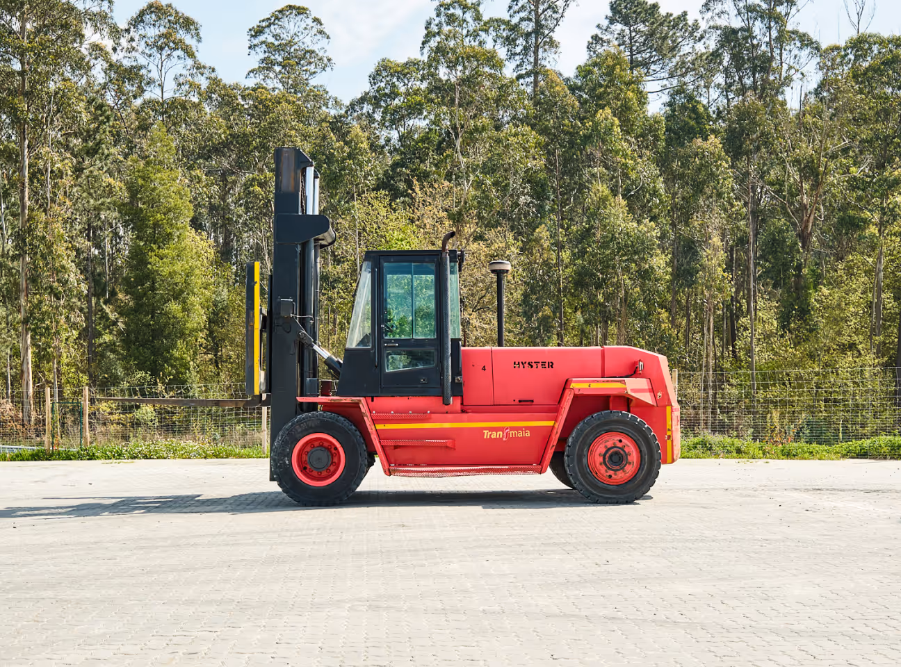 Empilhador Hyster da Transmaia, capacidade para cargas pesadas até 16 toneladas.