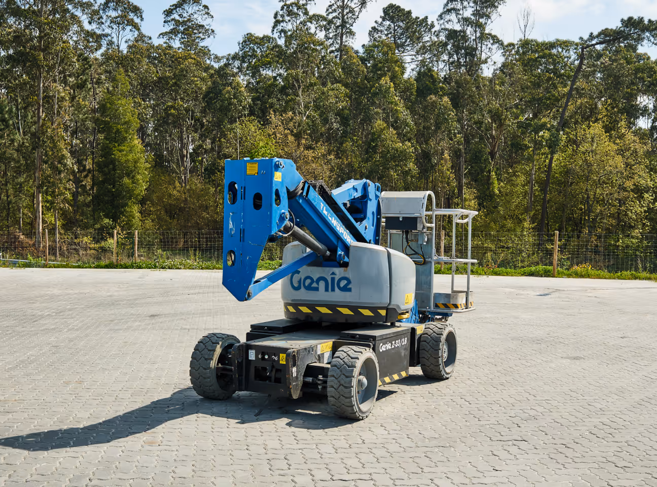 Plataforma elevatória Genie articulada da Transmaia para trabalhos em altura.