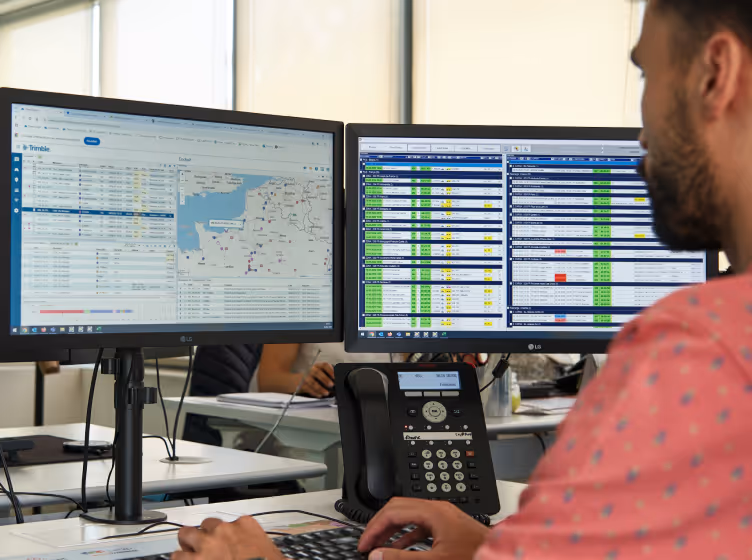Operador da Transmaia a monitorizar transportes em plataformas digitais
