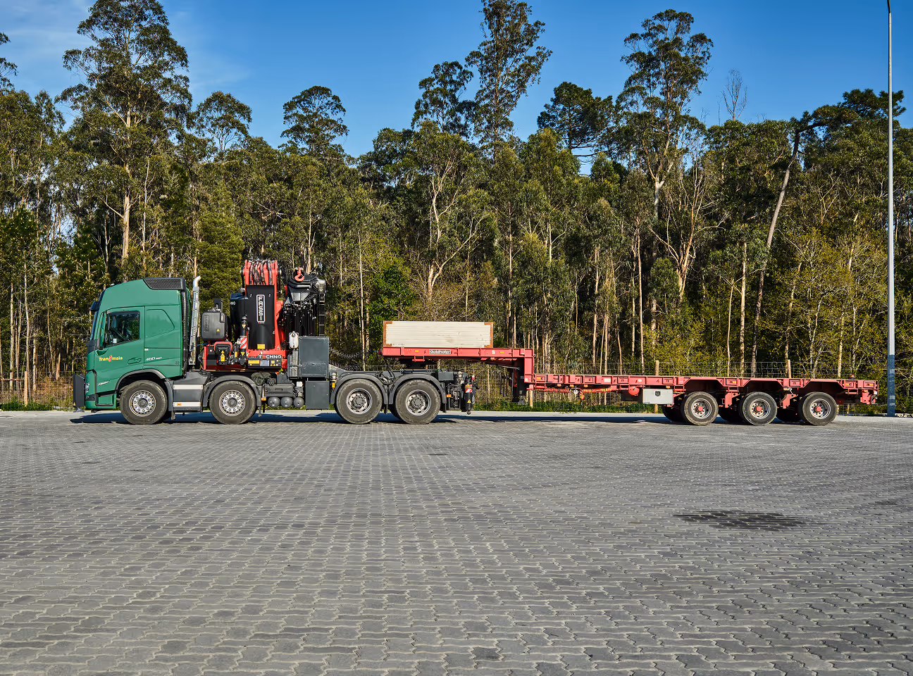 Camião grua da Transmaia com zorra extensível e direção hidráulica.