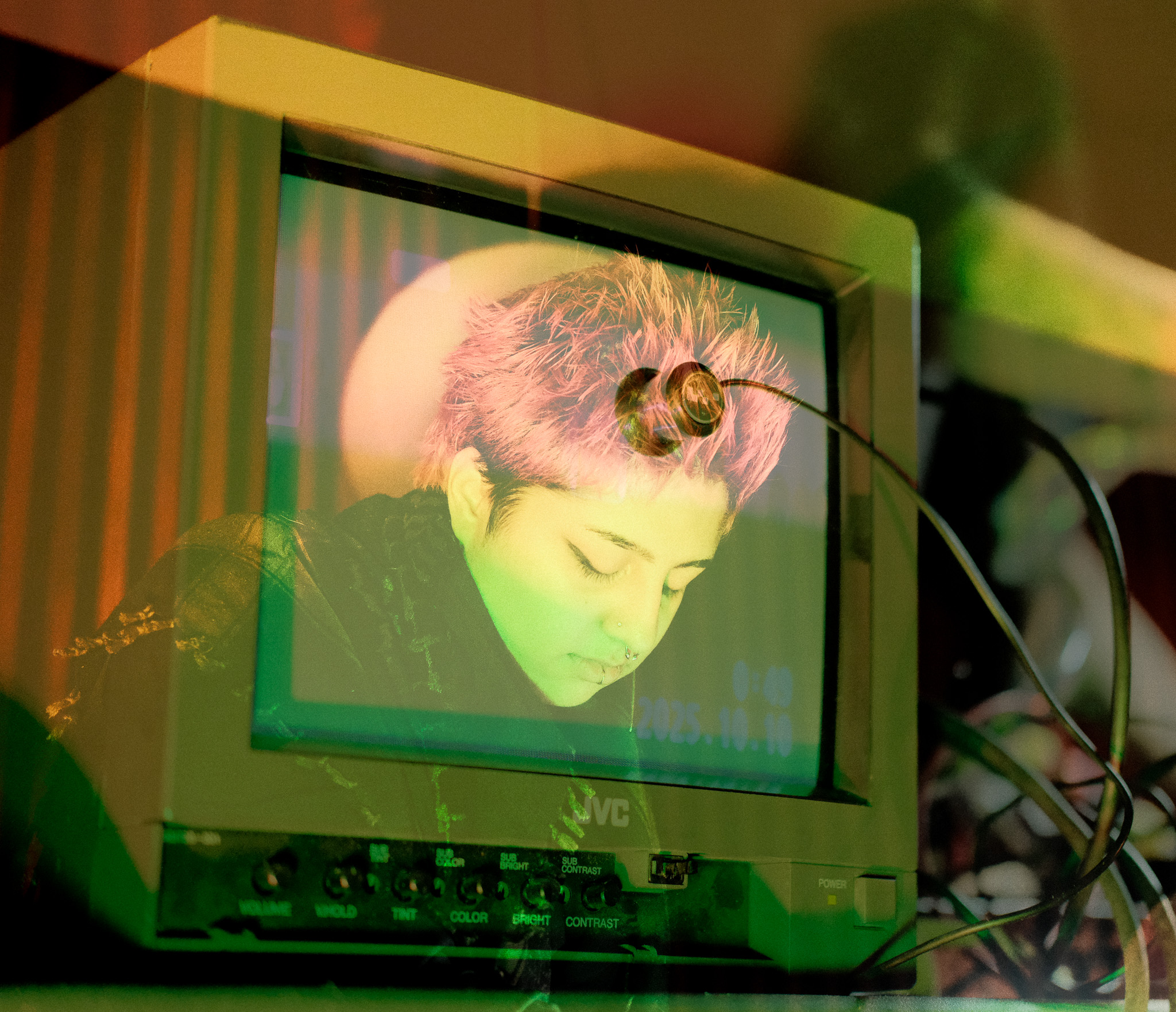 Centring Static: The Resistance of Auditory Friction