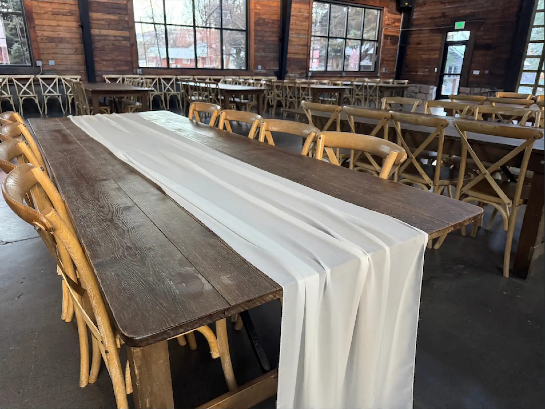 Table with chiffon linen runner