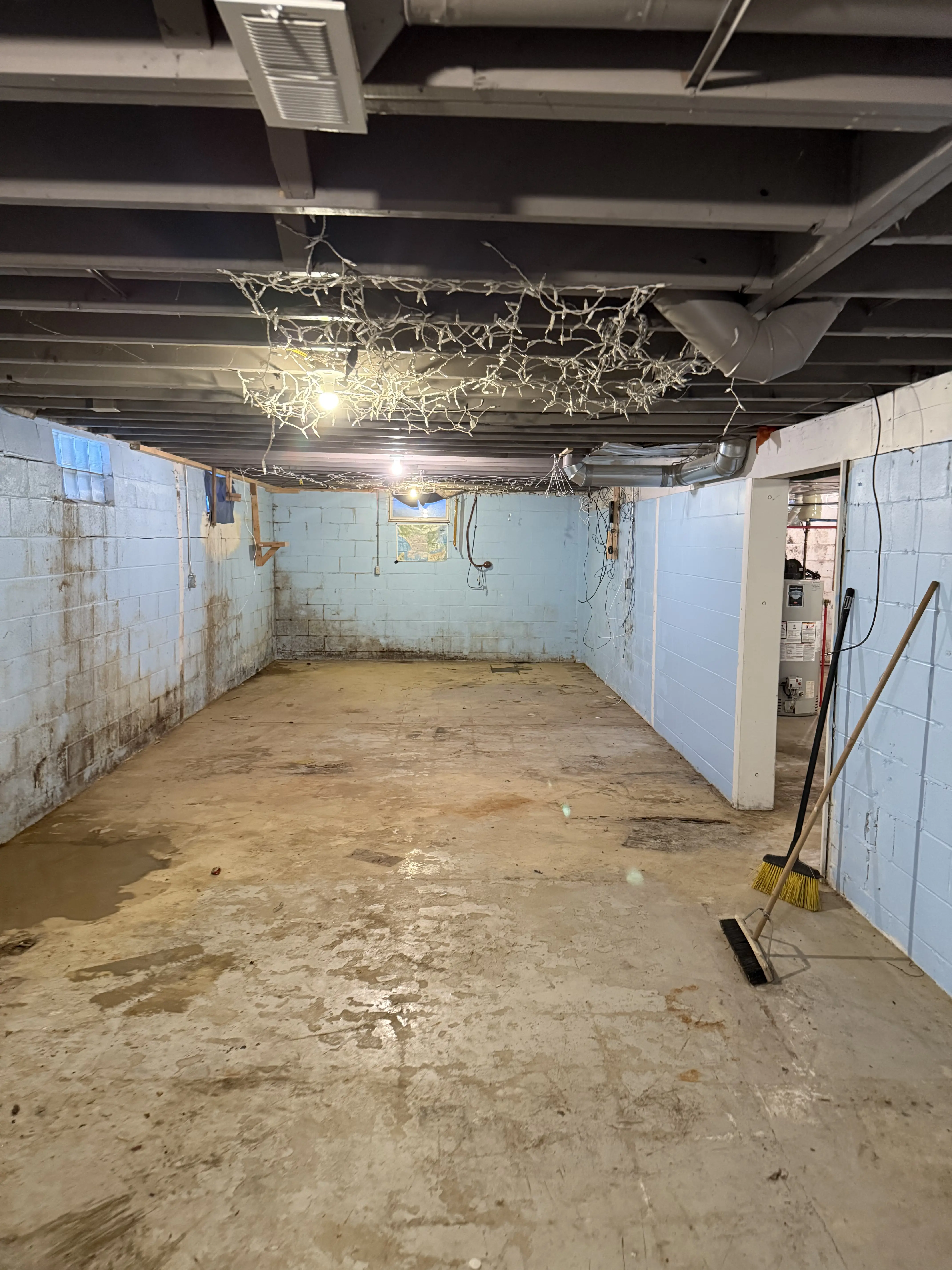 a clean garage no clutter, its swept up ready for endless possibilities 