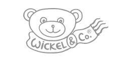 Lächelnder Bärenkopf mit Banner, auf dem 'Wickel & Co.' steht.